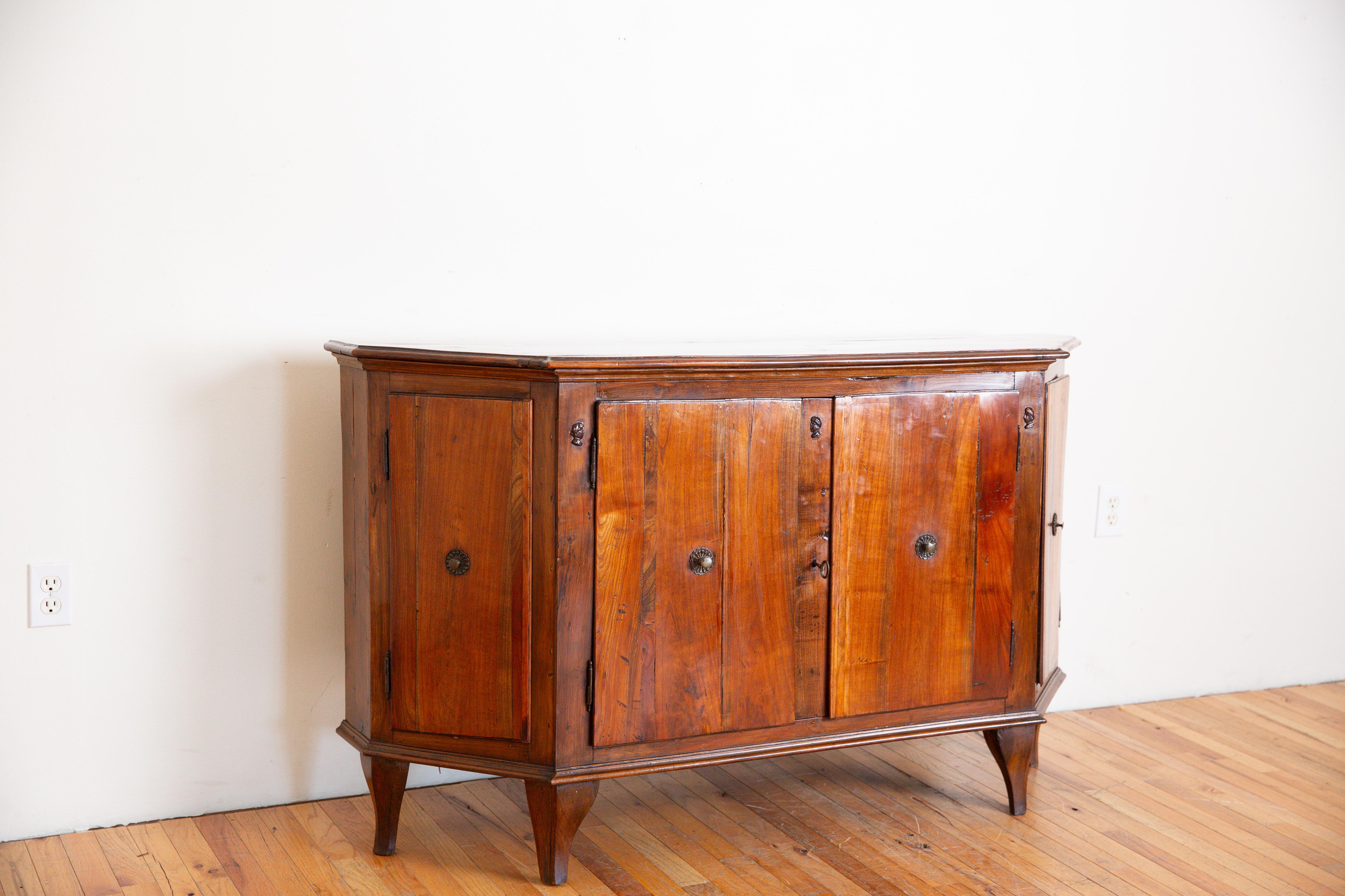 Italienische, venezianische, neoklassische 4-türige Scantonata-Credenza aus Nussbaum, frühes 19.Jh. (Neoklassisch)