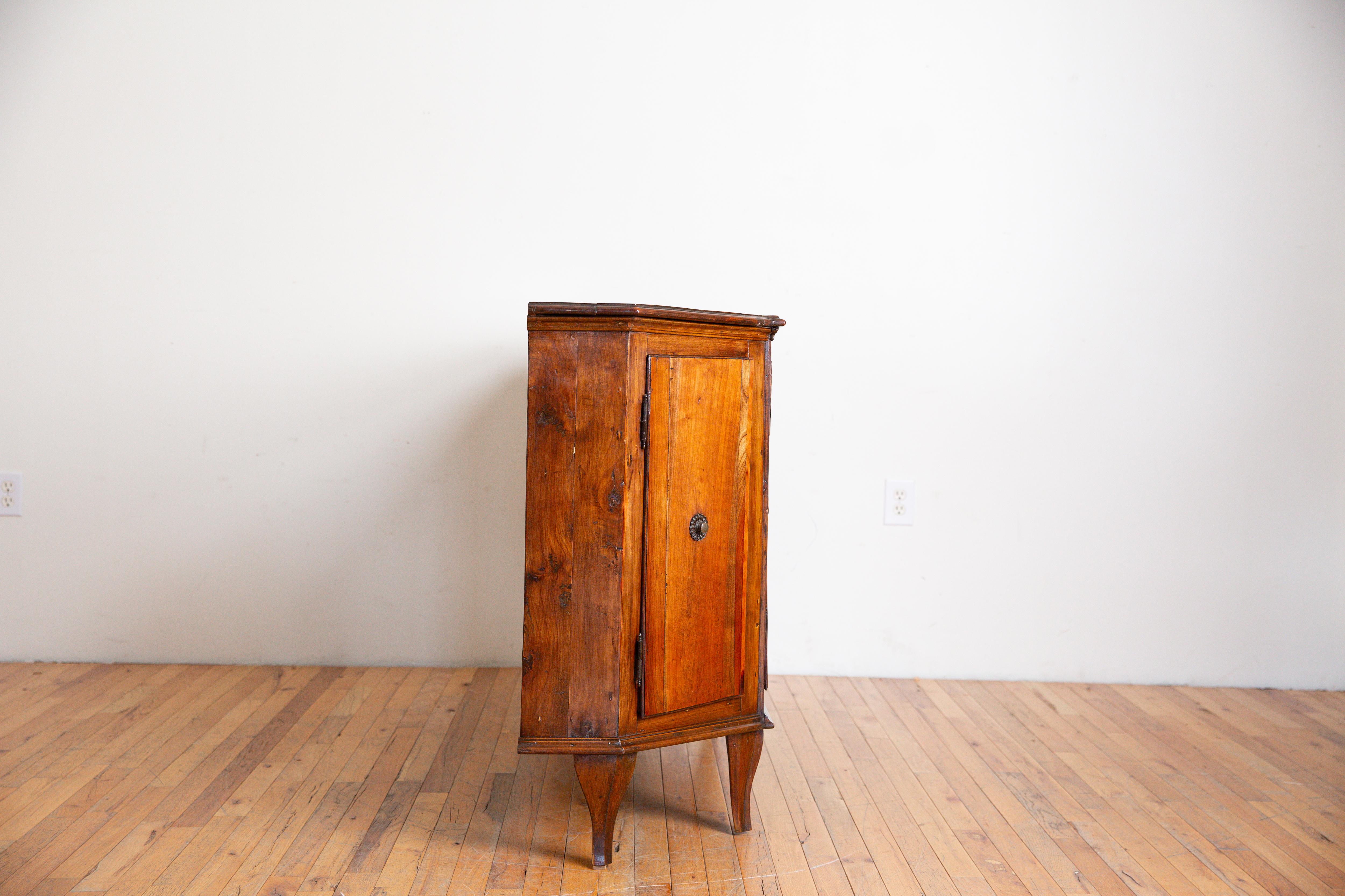 Italienische, venezianische, neoklassische 4-türige Scantonata-Credenza aus Nussbaum, frühes 19.Jh. (Walnuss)