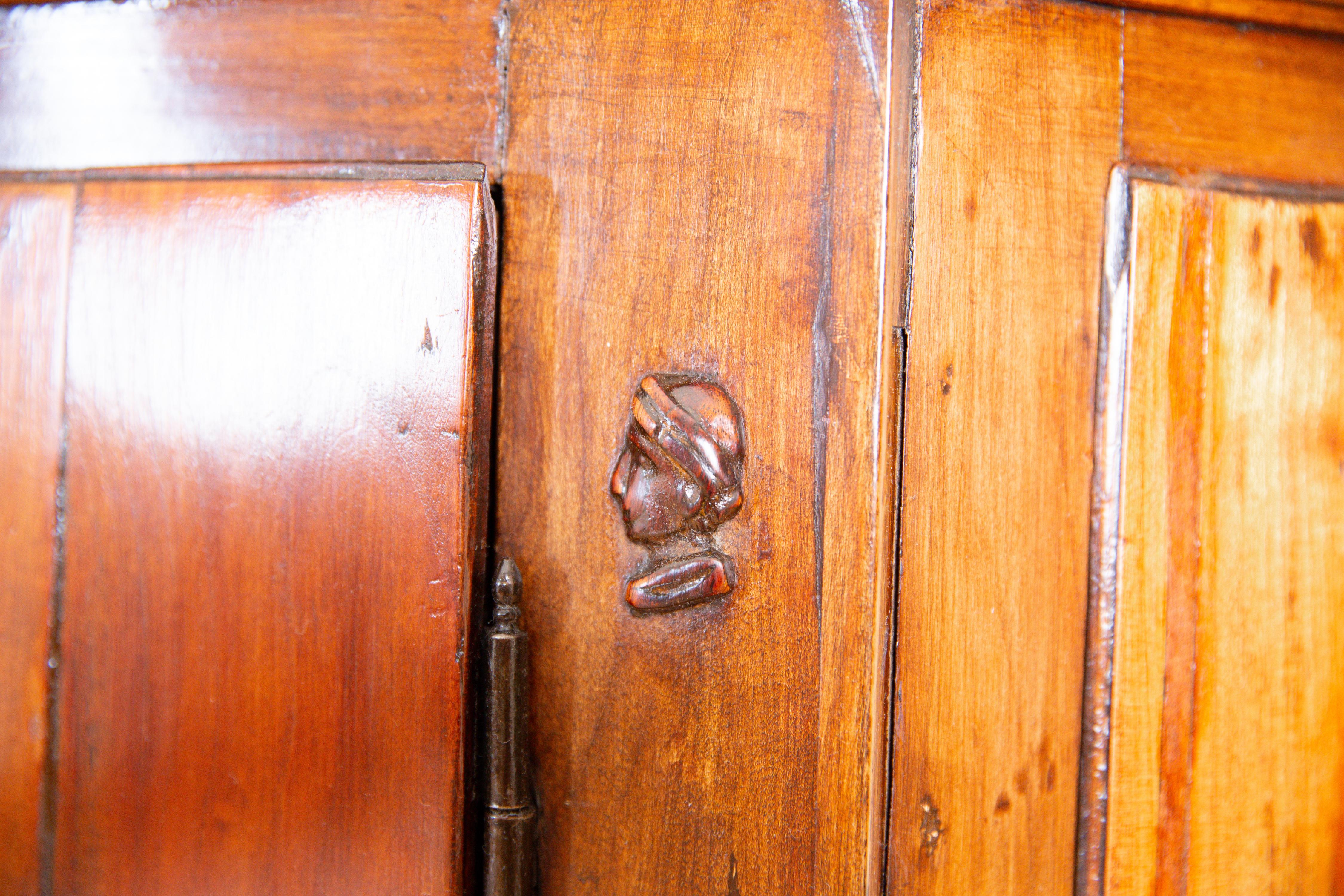 Italienische, venezianische, neoklassische 4-türige Scantonata-Credenza aus Nussbaum, frühes 19.Jh. 1