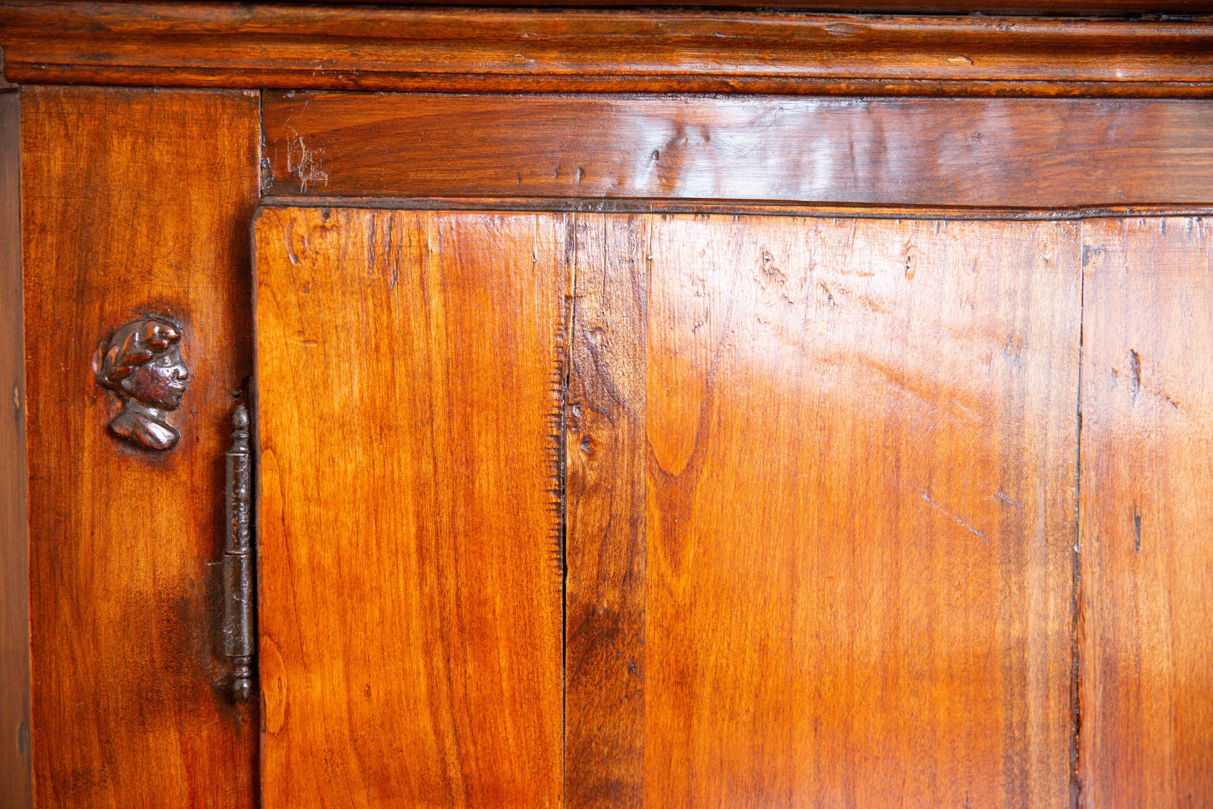 Italienische, venezianische, neoklassische 4-türige Scantonata-Credenza aus Nussbaum, frühes 19.Jh. 3