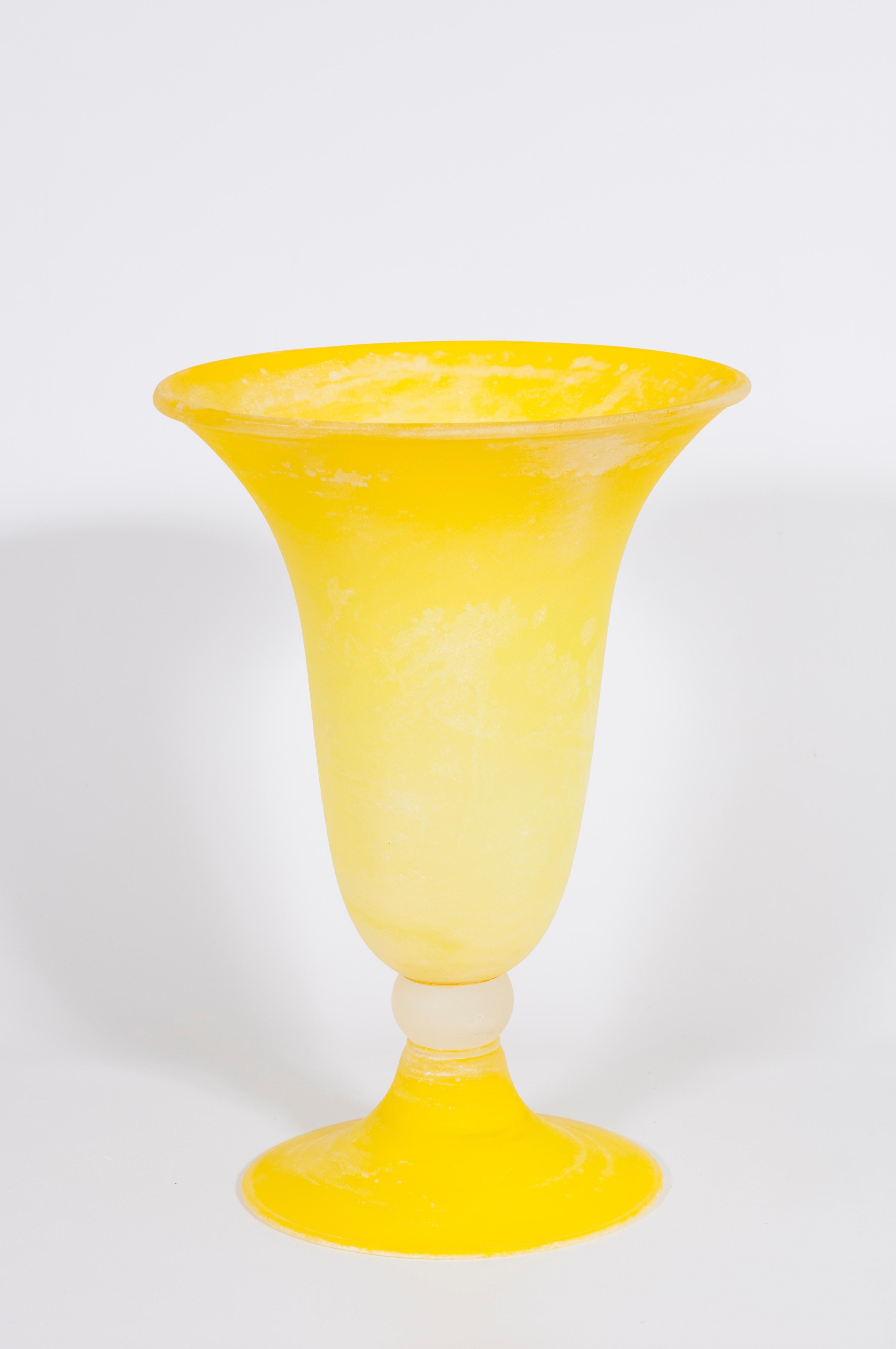 Italienisches venezianisches gelbes Murano-Glas Scavo Vase Zeitgenössische 1990er Jahre
Dieses raffinierte und elegante venezianische Kunstwerk wurde in den 1990er Jahren von Cenedese auf der Insel Murano nach den alten Techniken der Glasherstellung
