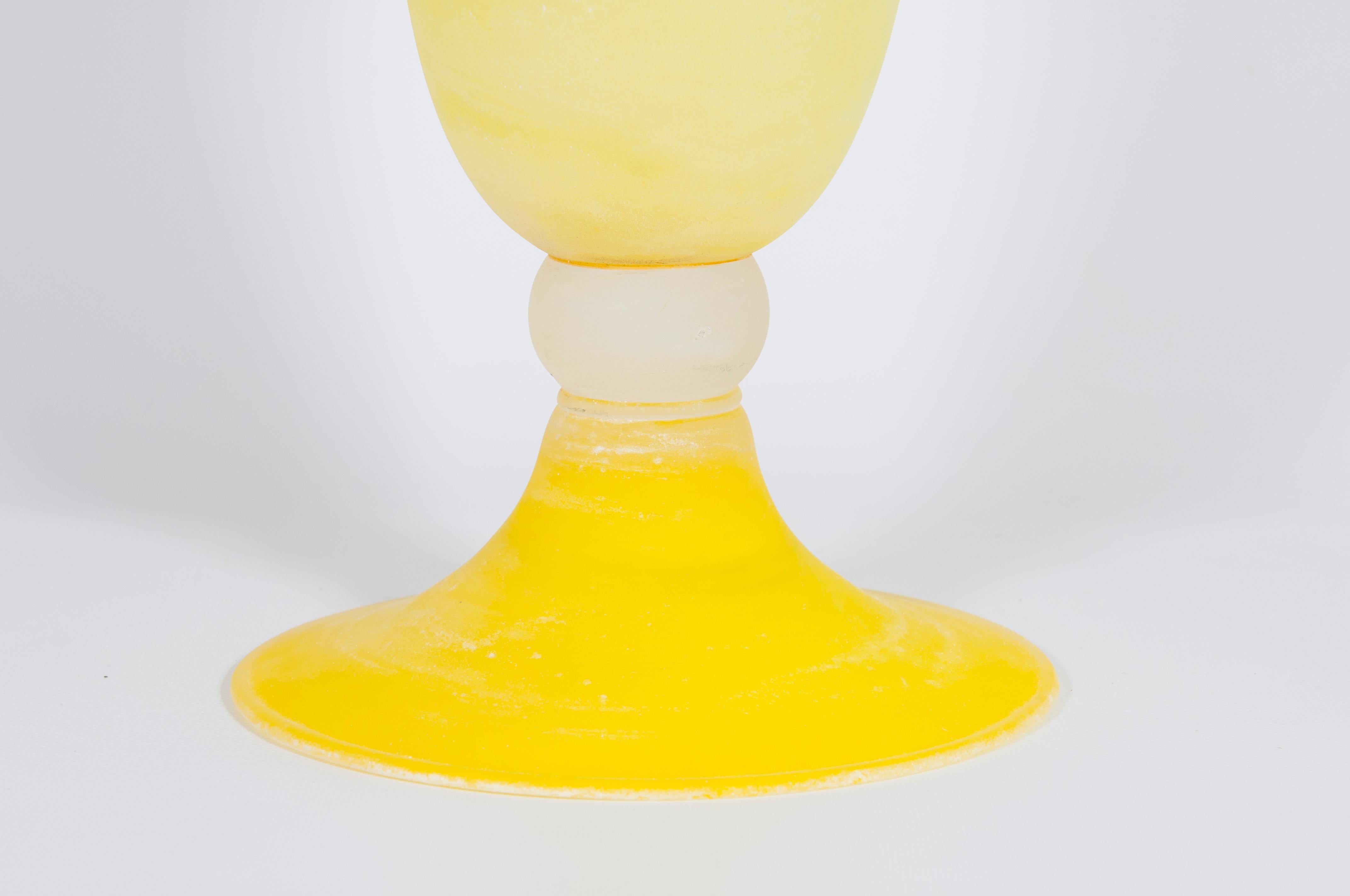 Moderno Vaso Scavo in vetro veneziano giallo italiano di Murano contemporaneo anni '90 in vendita