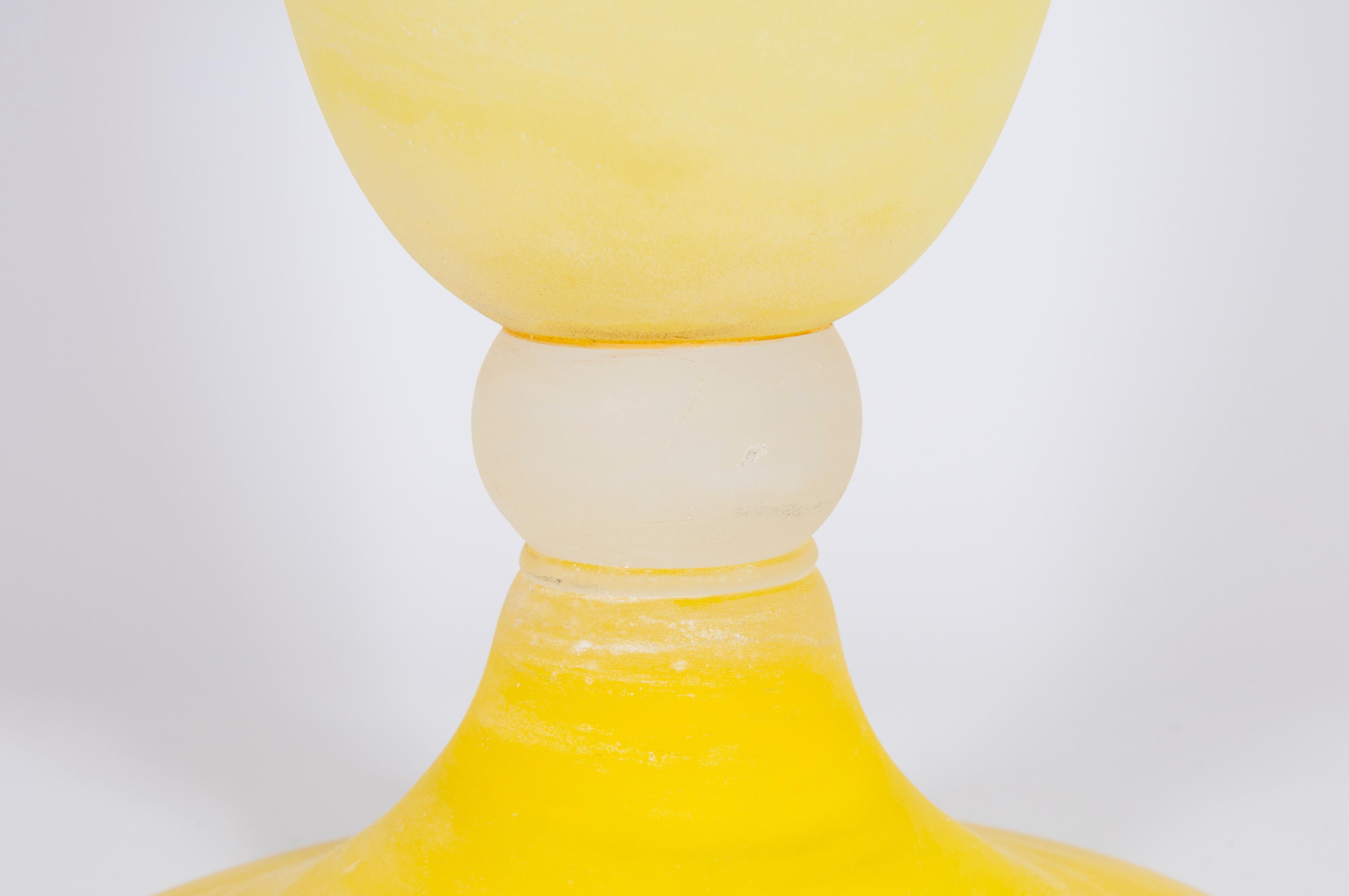 Fatto a mano Vaso Scavo in vetro veneziano giallo italiano di Murano contemporaneo anni '90 in vendita
