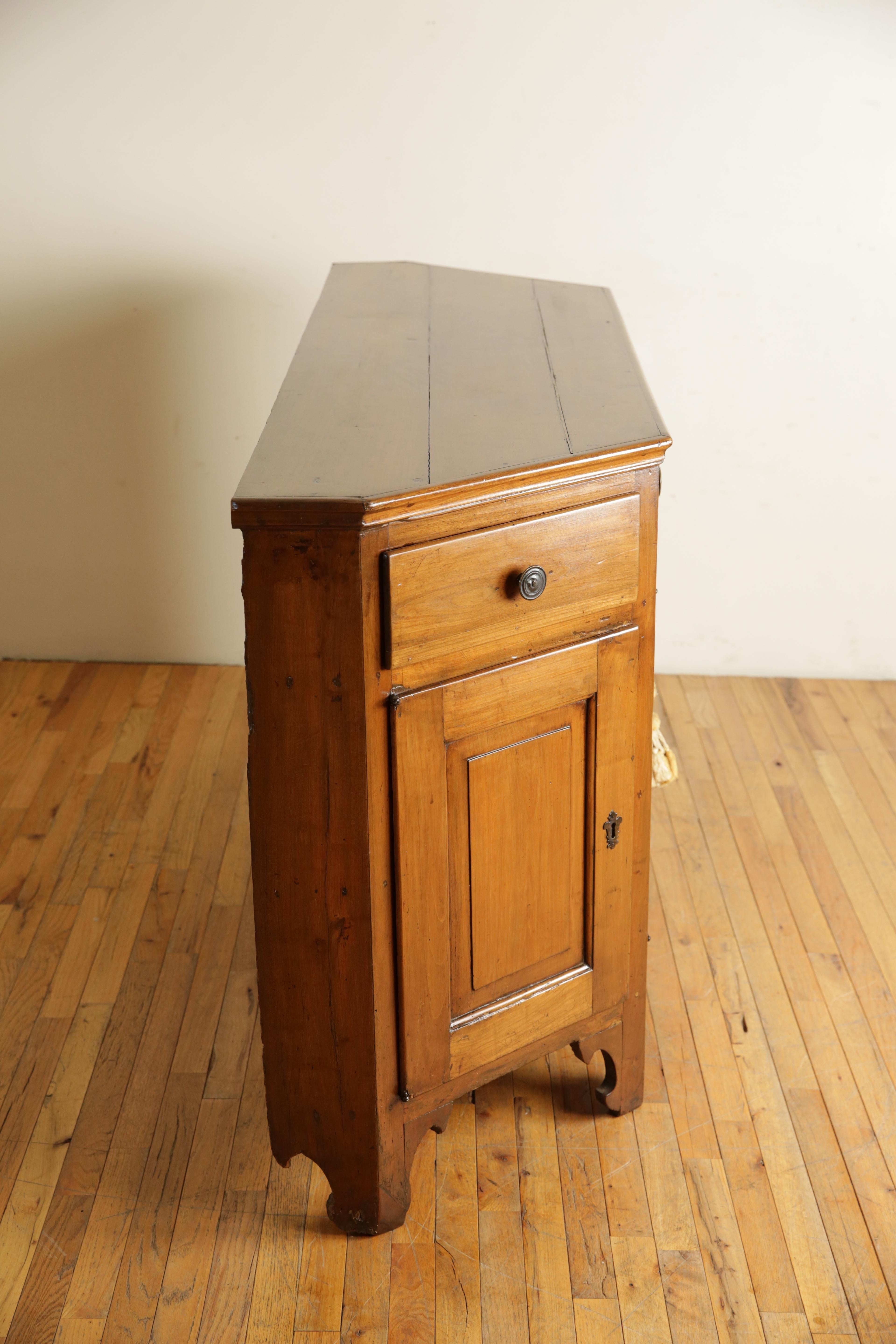 Crédence scantonata italienne, Vénétie, début néoclassique en bois fruitier, vers 1800 Bon état - En vente à Atlanta, GA