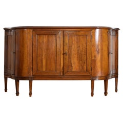 Italiano, Veneto, Credenza "Mossa" in noce del primo periodo neoclassico, ultima metà del XVIII sec.