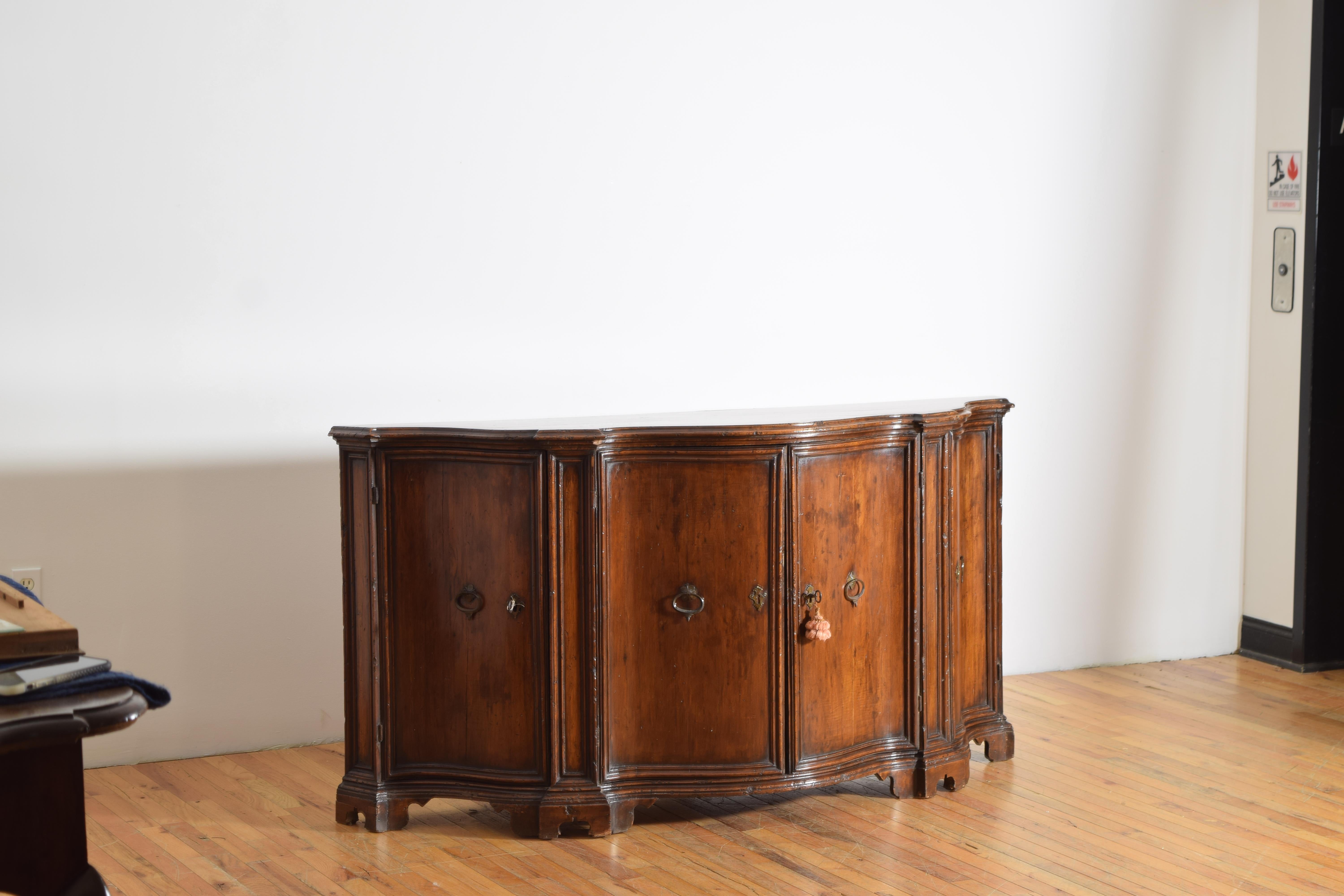Italienisch, Venetien, Louis XV Periode Geformte 4-türige Nussbaum Kredenz, Mitte 18. (Rokoko) im Angebot