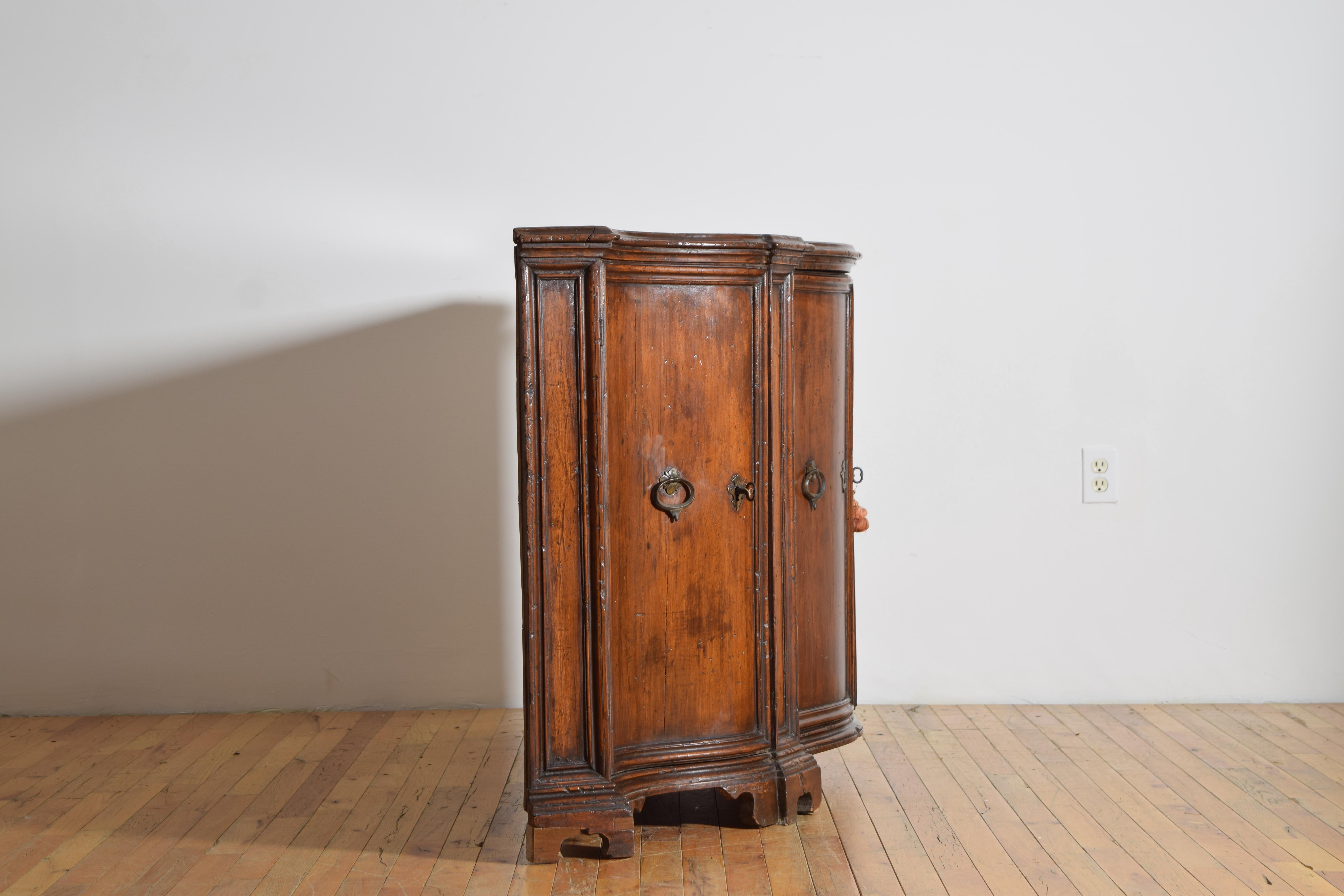 Italienisch, Venetien, Louis XV Periode Geformte 4-türige Nussbaum Kredenz, Mitte 18. im Zustand „Gut“ im Angebot in Atlanta, GA