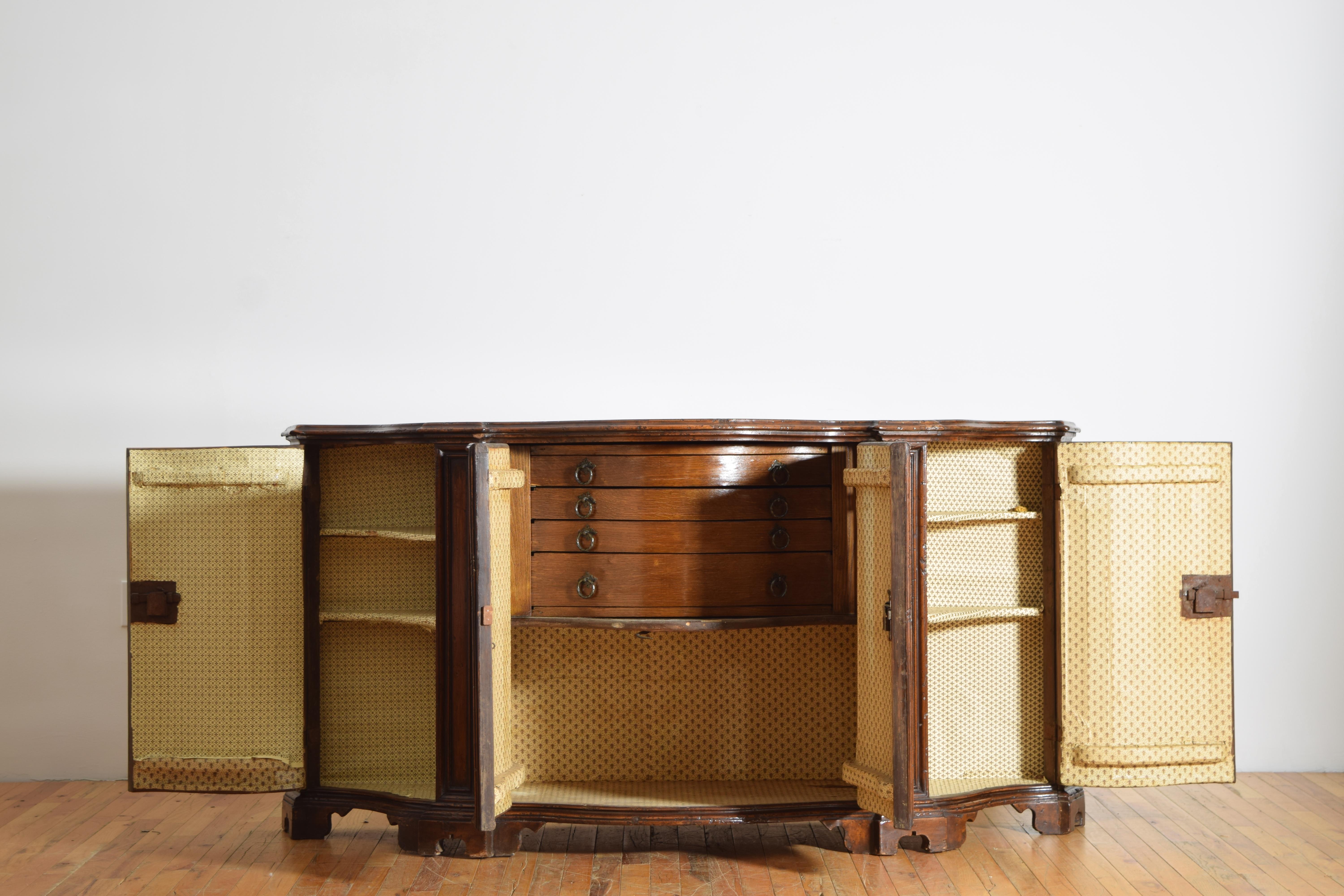 Italienisch, Venetien, Louis XV Periode Geformte 4-türige Nussbaum Kredenz, Mitte 18. (18. Jahrhundert) im Angebot