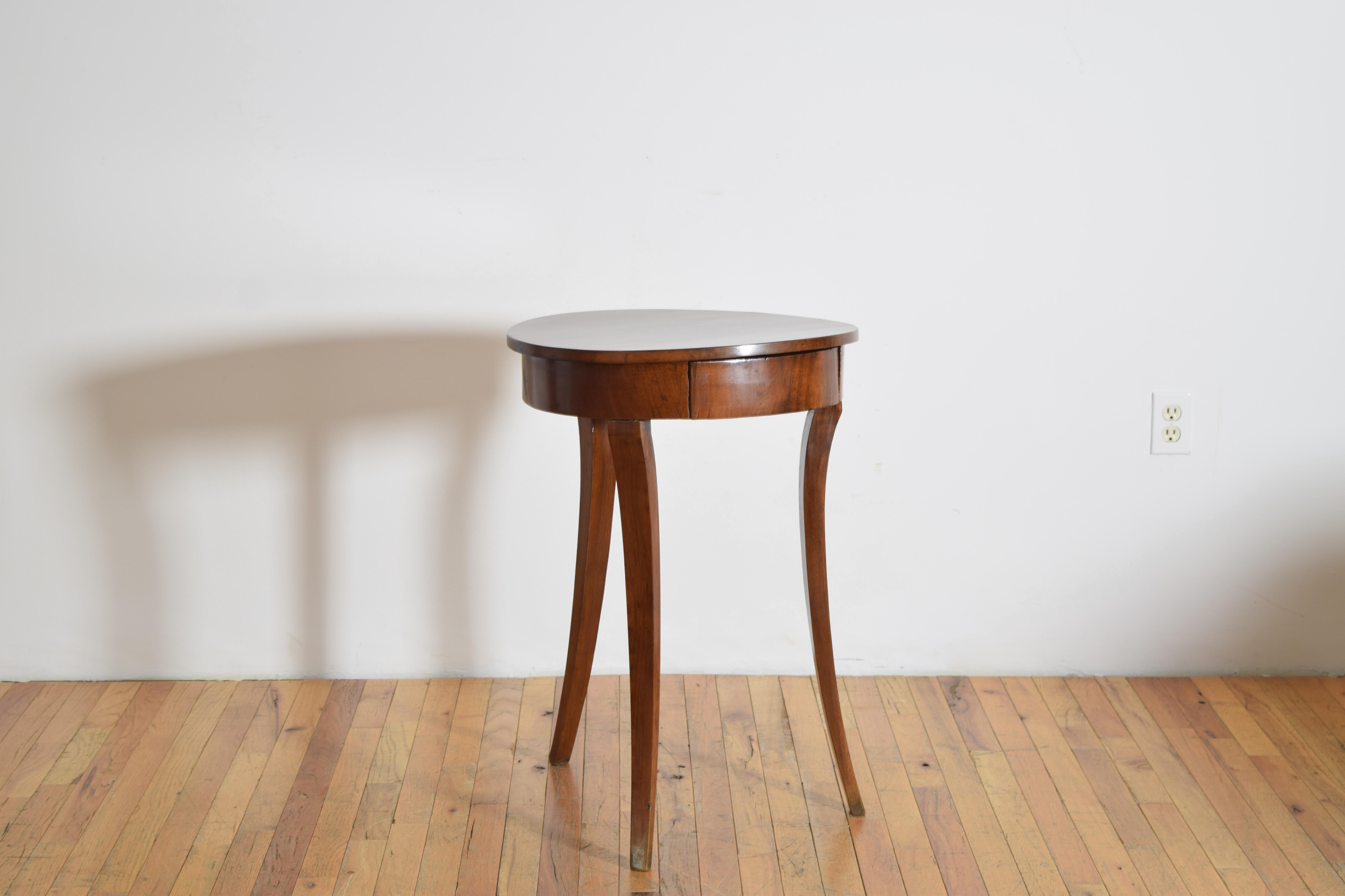 Néoclassique Italie, Vénétie, Table d'appoint néoclassique à 1 tiroir et 3 pieds, vers 1830 en vente