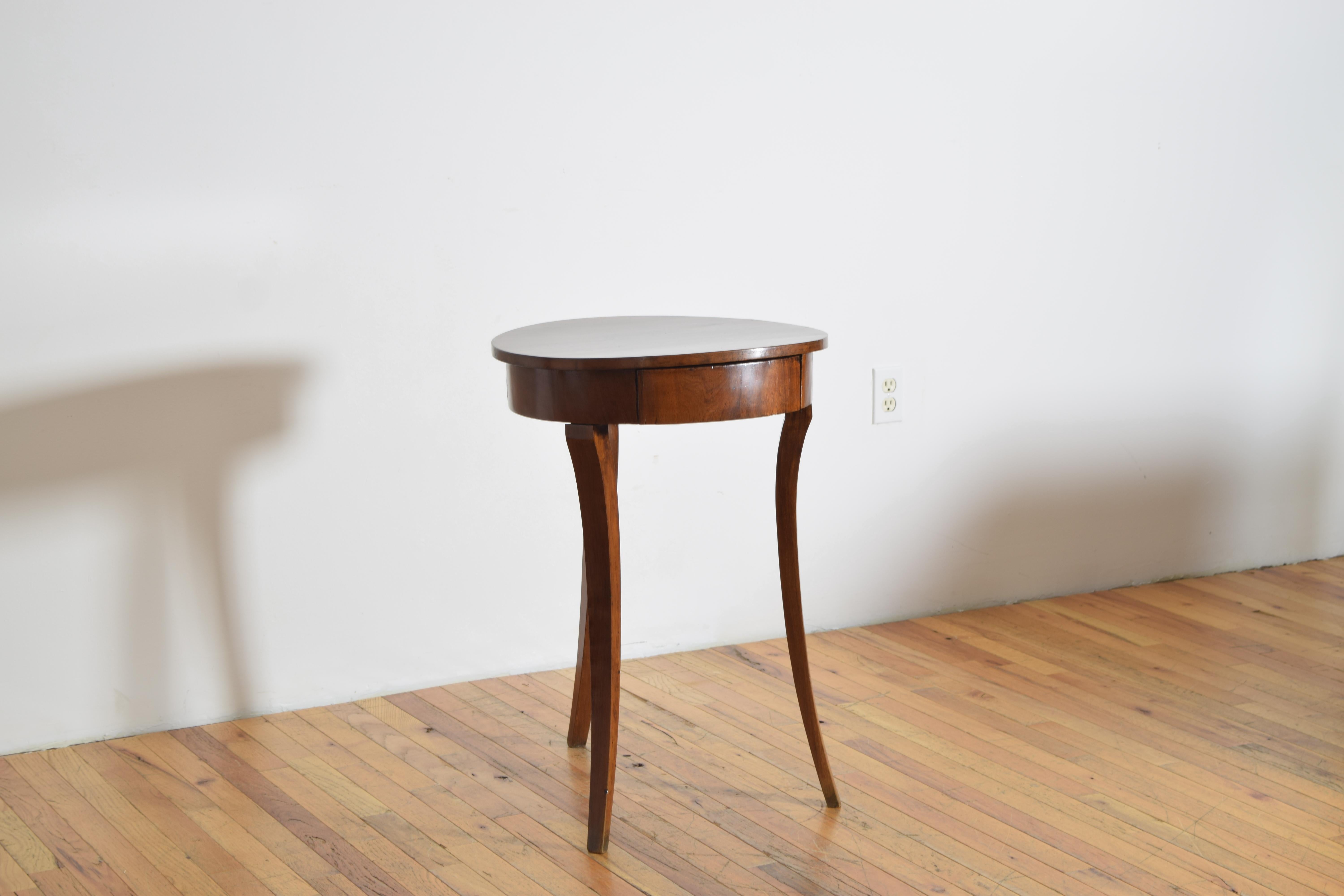italien Italie, Vénétie, Table d'appoint néoclassique à 1 tiroir et 3 pieds, vers 1830 en vente