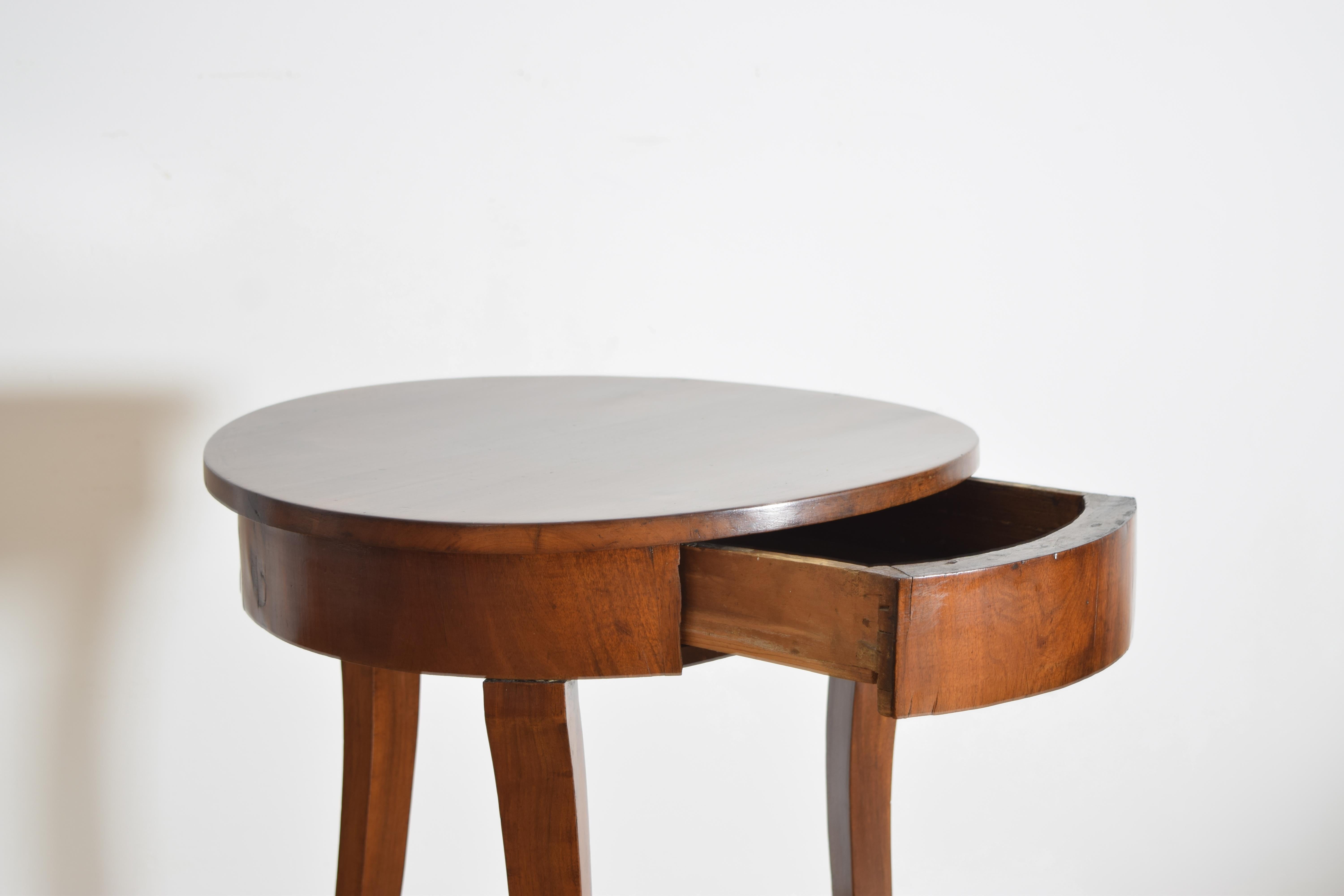 Italie, Vénétie, Table d'appoint néoclassique à 1 tiroir et 3 pieds, vers 1830 Bon état - En vente à Atlanta, GA