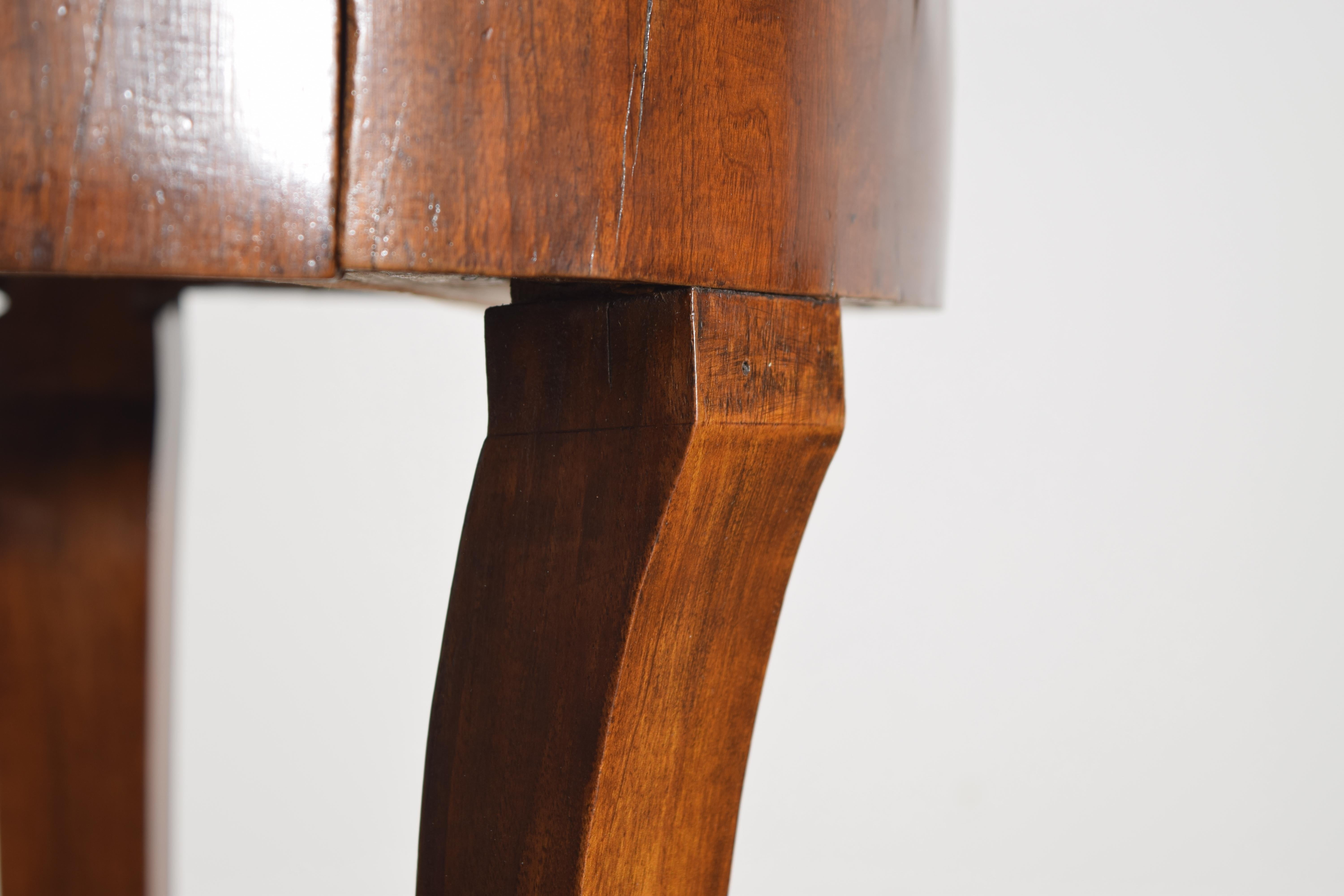 Noyer Italie, Vénétie, Table d'appoint néoclassique à 1 tiroir et 3 pieds, vers 1830 en vente