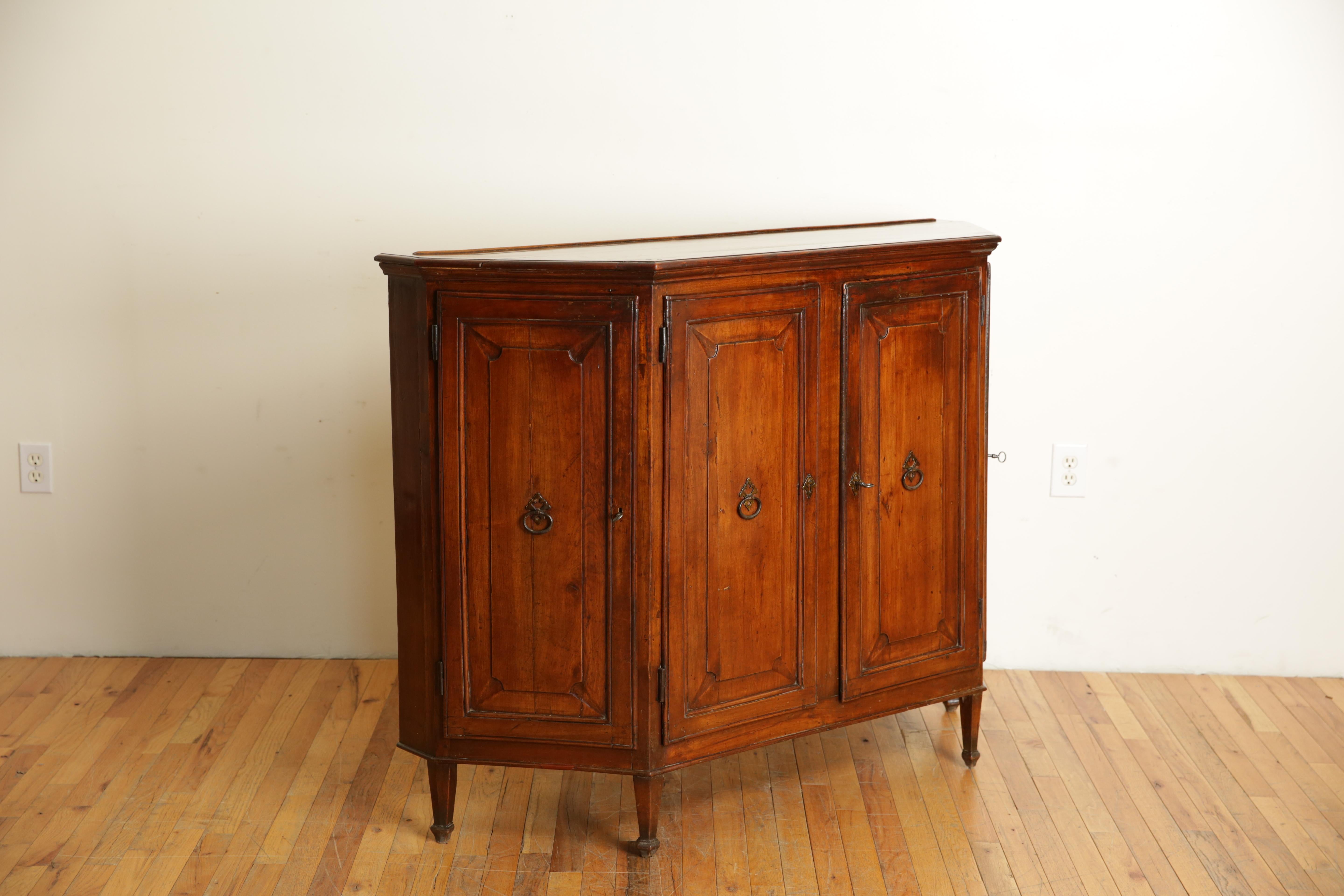 Italian, Veneto, Neoclassic Fruitwood 4-Door Scantonata Credenza, ca. 1790 In Good Condition In Atlanta, GA