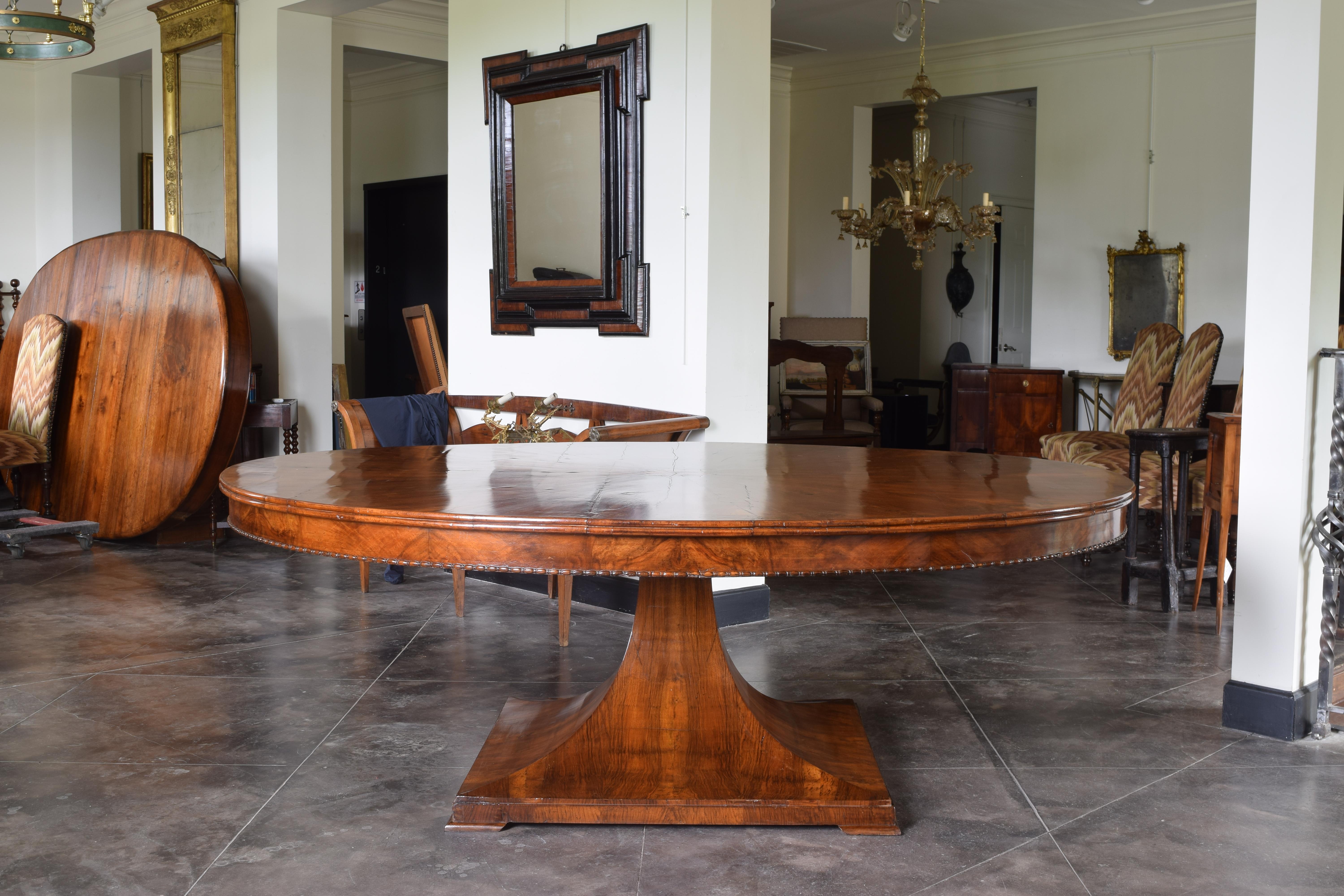 Italian, Veneto, Neoclassic Large Oval Walnut & Inlaid Center/Dining Table 1830 In Good Condition In Atlanta, GA