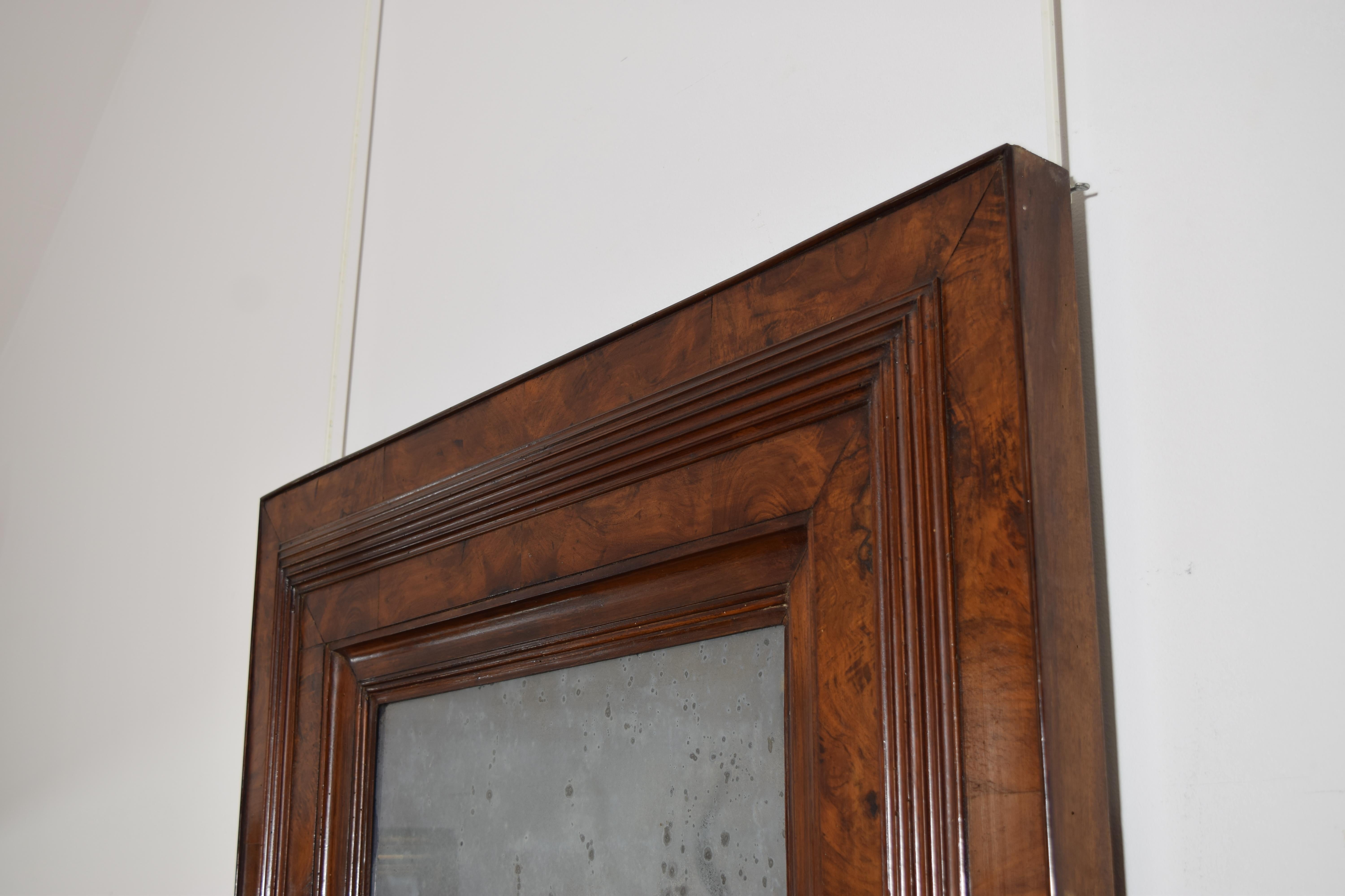 Specchio neoclassico in radica di noce impiallacciata, 1825 ca. In condizioni buone in vendita a Atlanta, GA