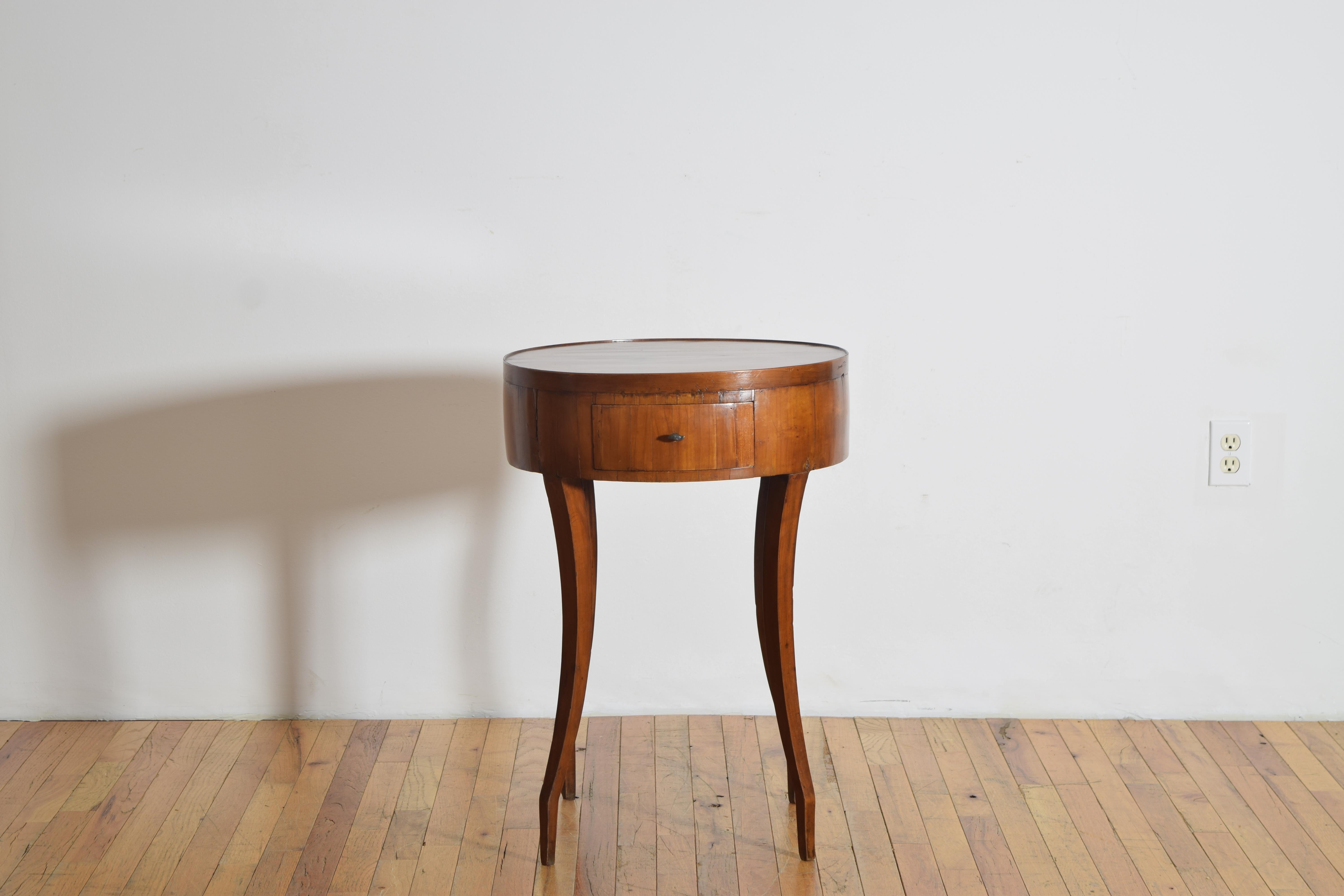 Italiana, Véneto, Mesa circular neoclásica de nogal de 1 cajón, ca. 1830 Neoclásico en venta