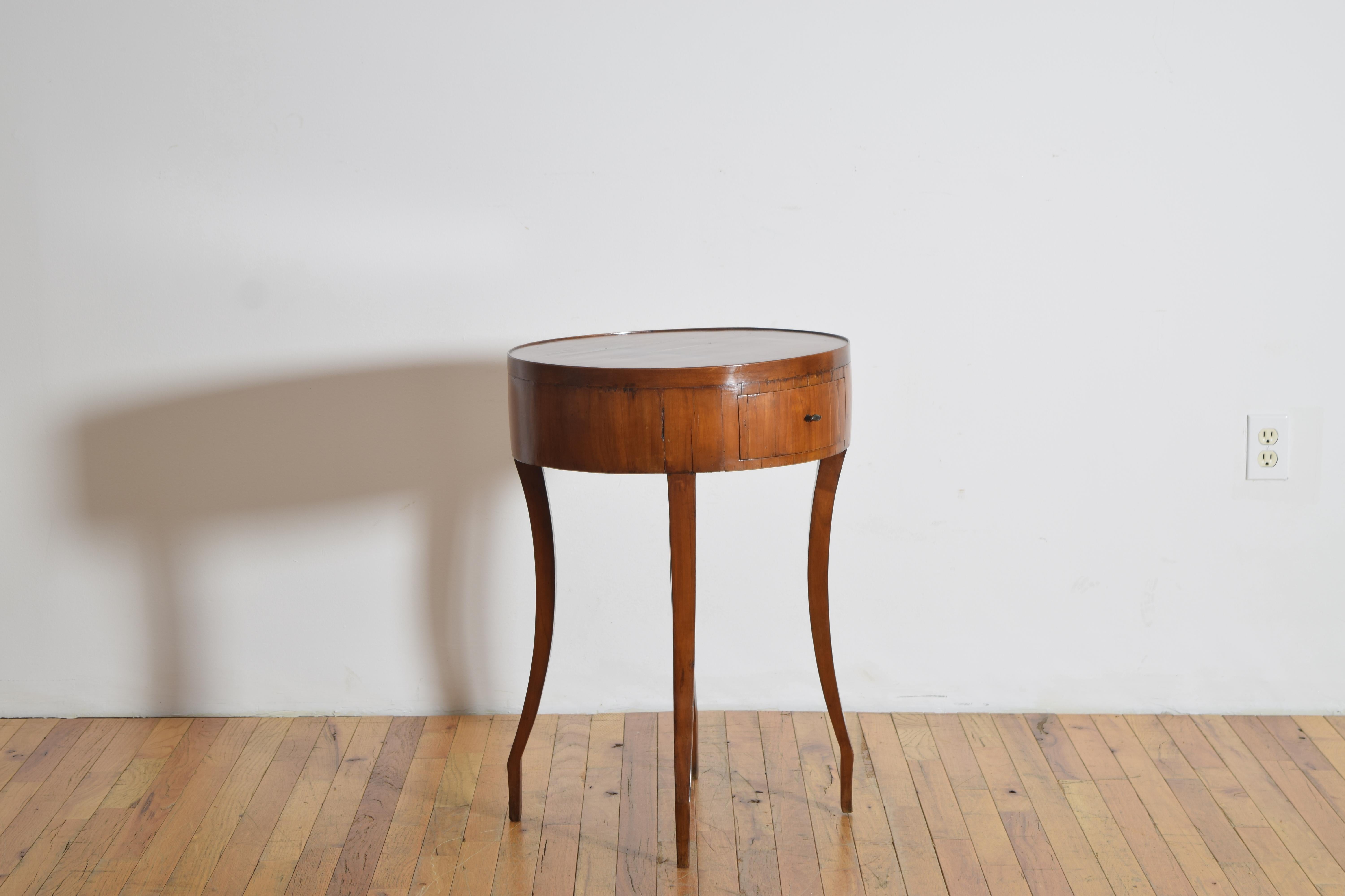 Italiana, Véneto, Mesa circular neoclásica de nogal de 1 cajón, ca. 1830 Italiano en venta