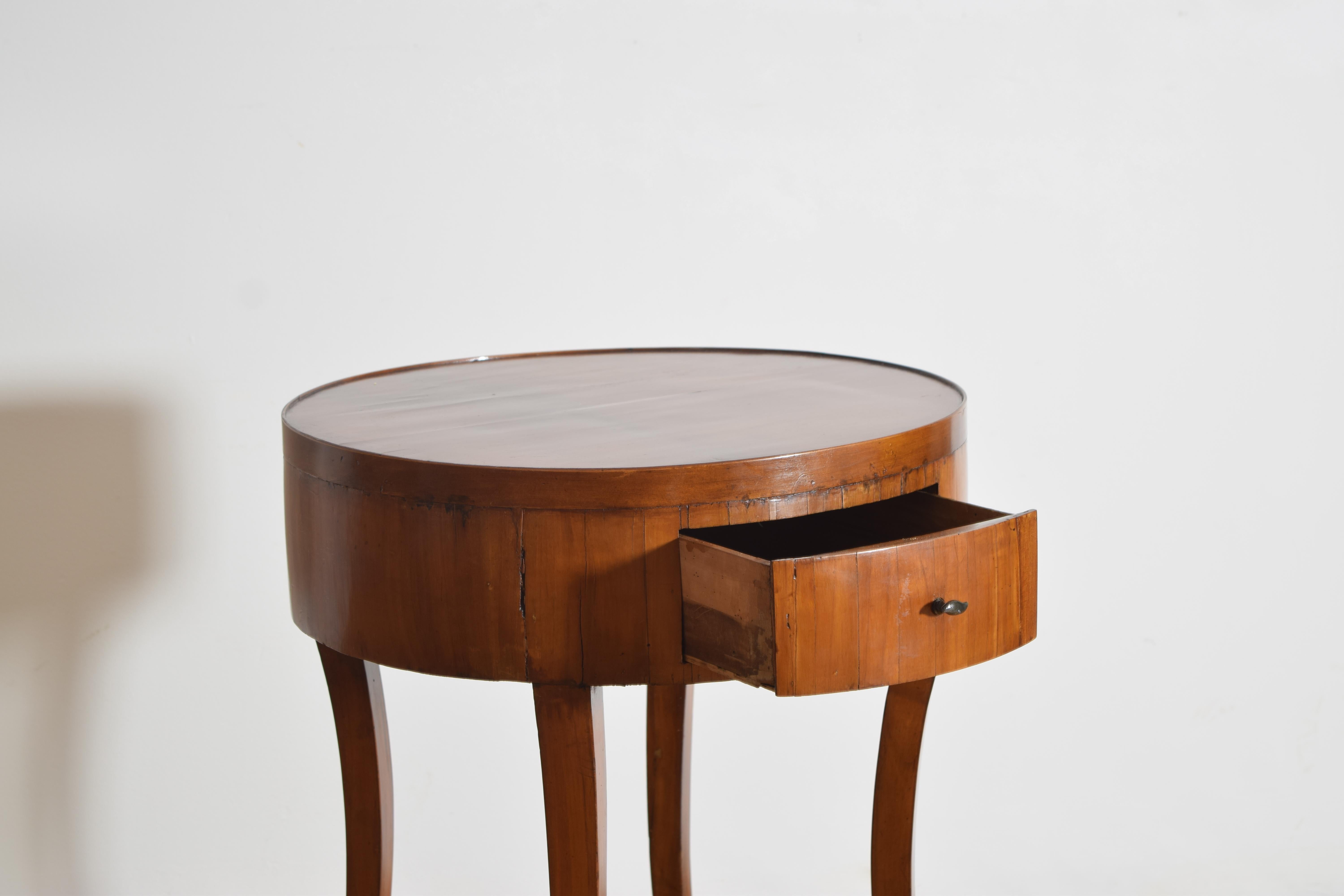 Italiana, Véneto, Mesa circular neoclásica de nogal de 1 cajón, ca. 1830 Chapado en venta