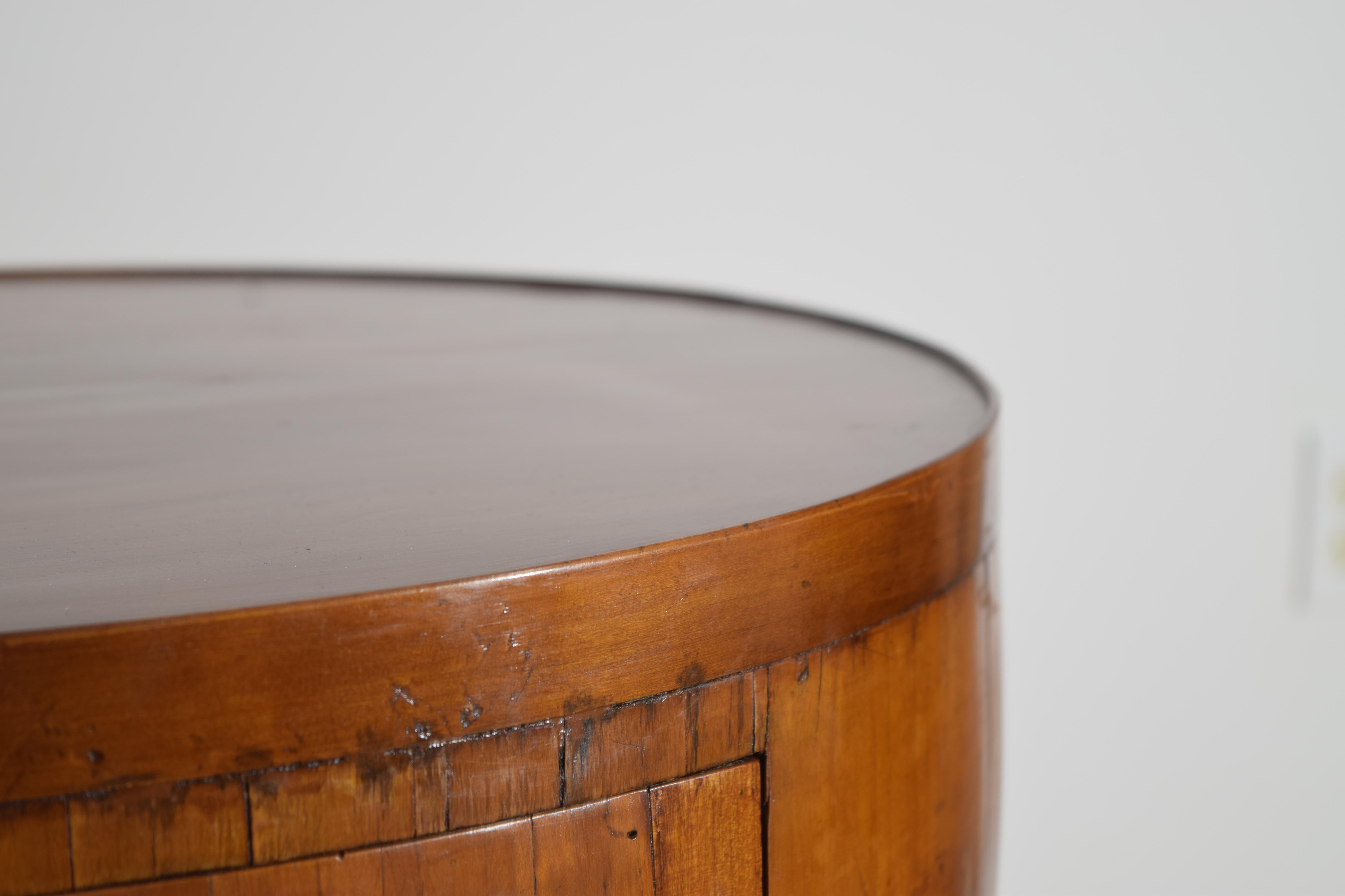 Italiana, Véneto, Mesa circular neoclásica de nogal de 1 cajón, ca. 1830 en Bueno estado para la venta en Atlanta, GA