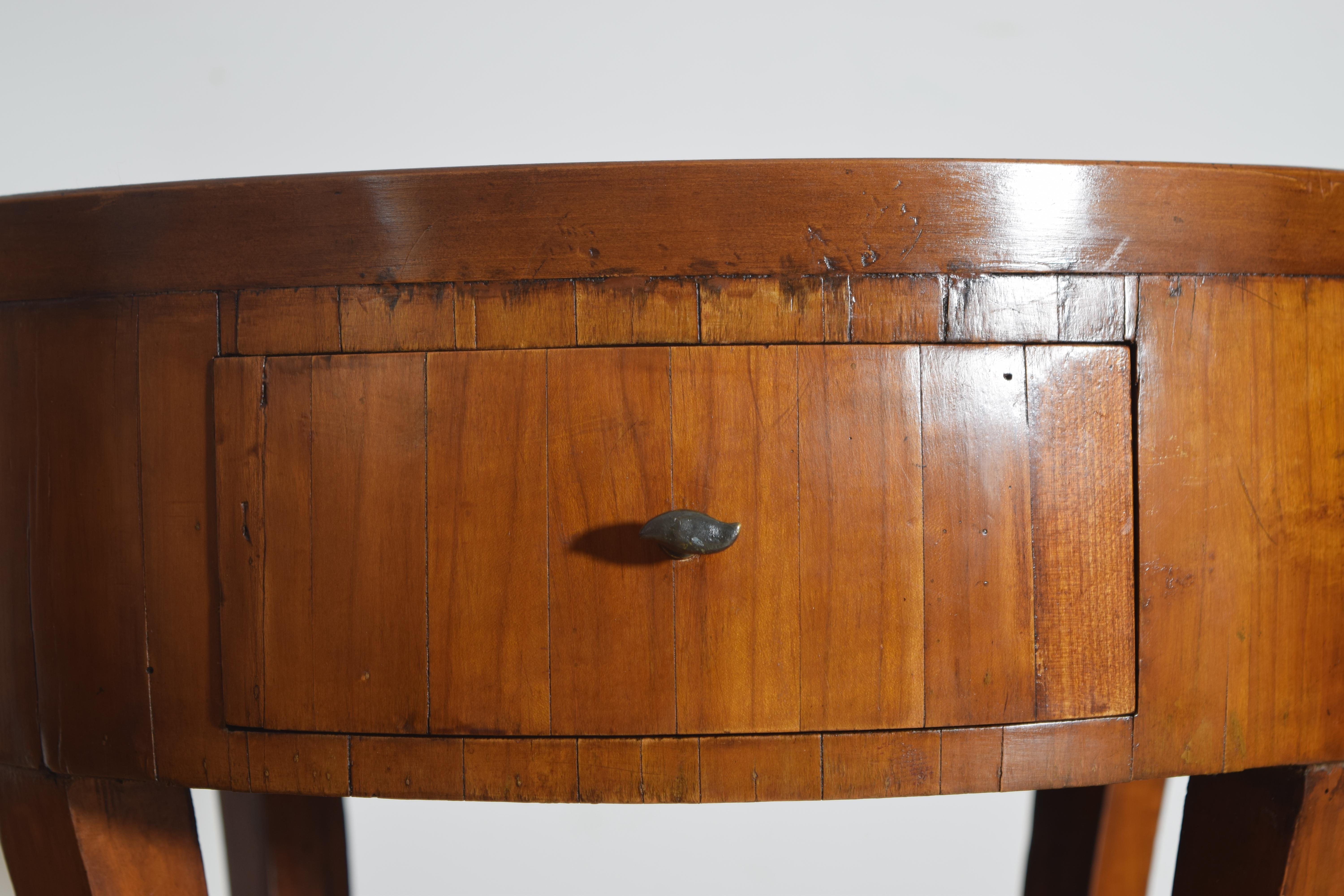 Italiana, Véneto, Mesa circular neoclásica de nogal de 1 cajón, ca. 1830 Mediados del siglo XIX en venta