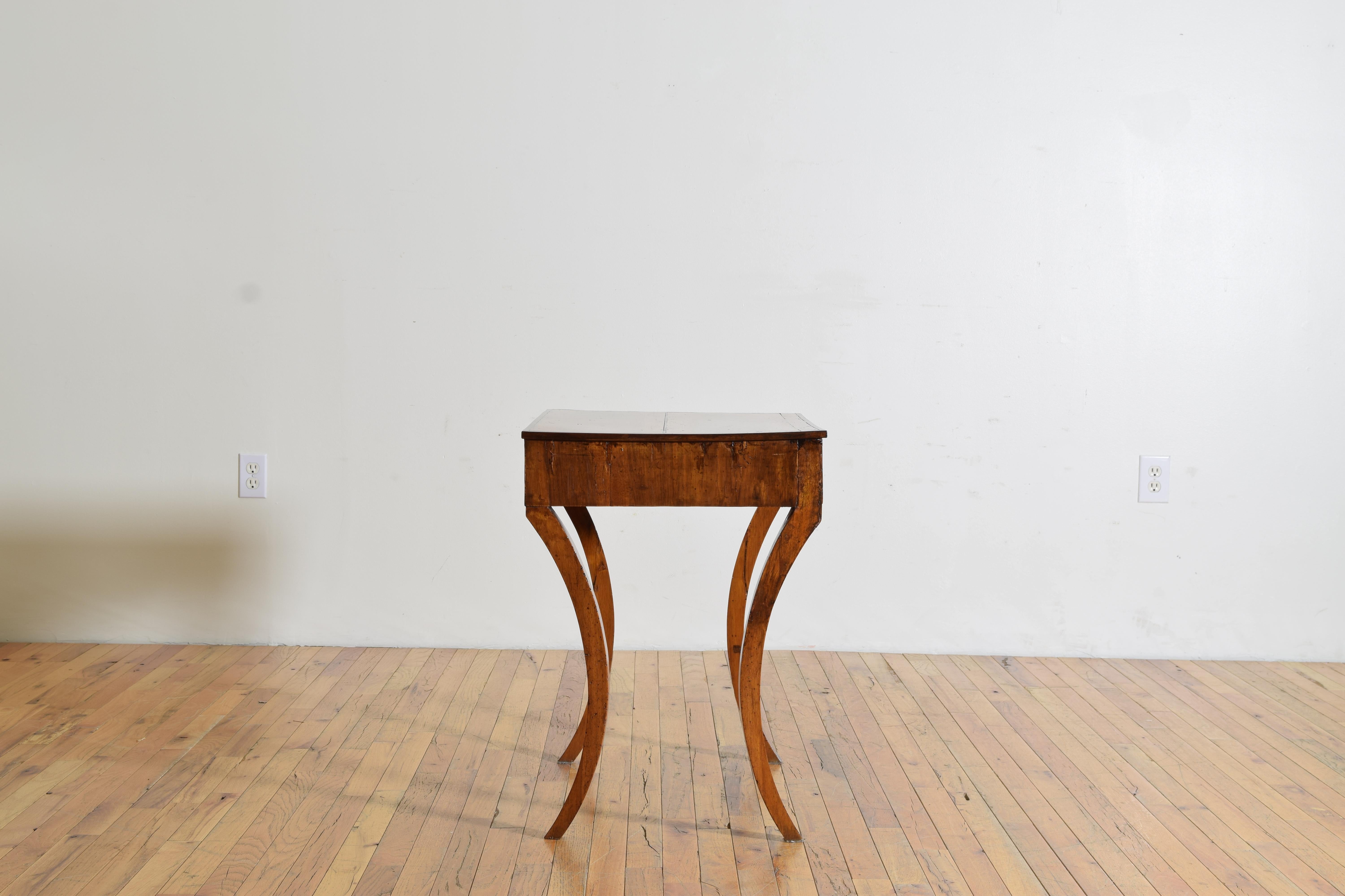 Italian, Veneto, Neoclassic Walnut 1-Drawer Side Table, ca. 1810-1820 In Good Condition For Sale In Atlanta, GA
