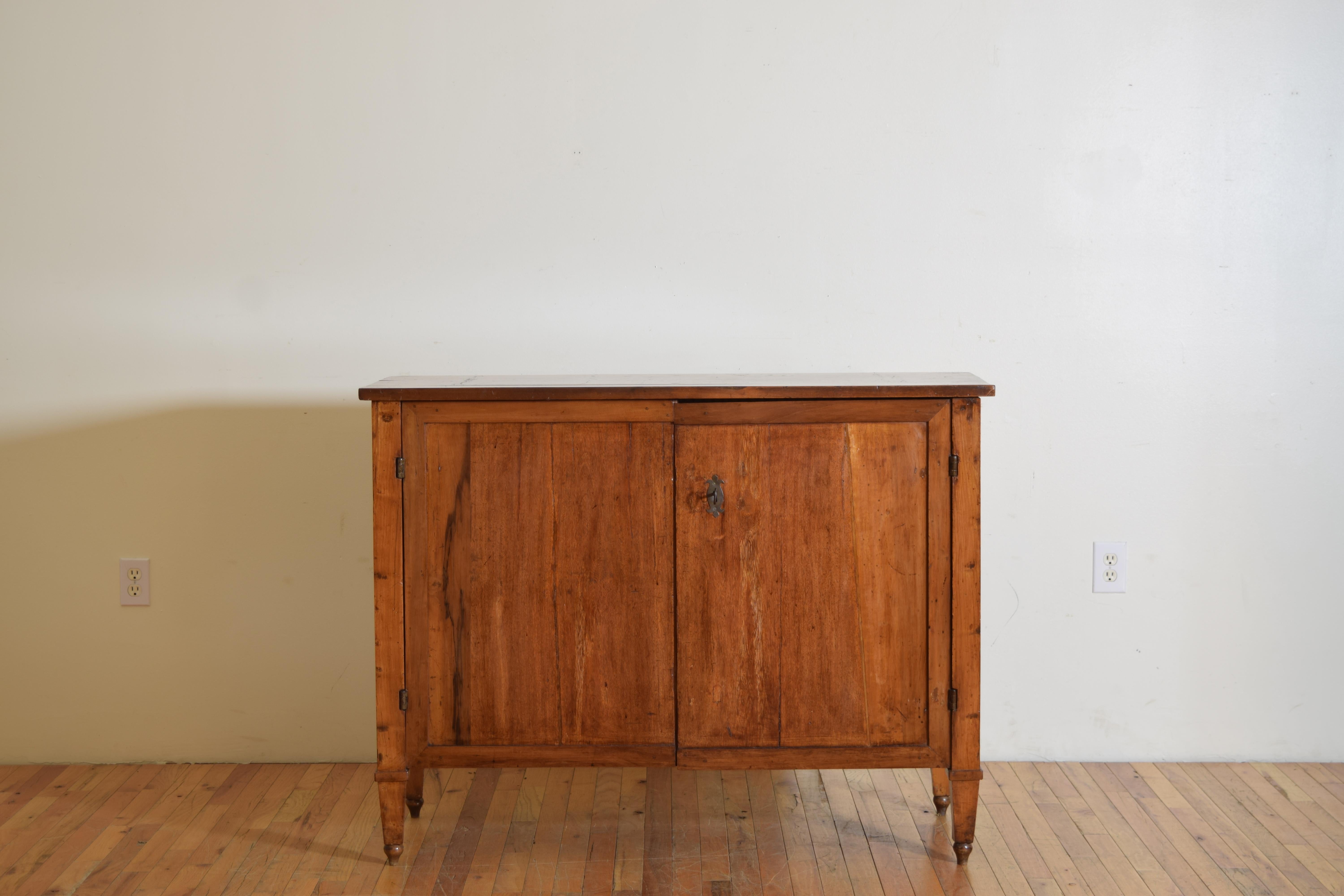 Italienisch, Venetien, Neoklassizistische 2-türige Kredenz aus Nussbaum, ca. 1800 im Zustand „Gut“ in Atlanta, GA