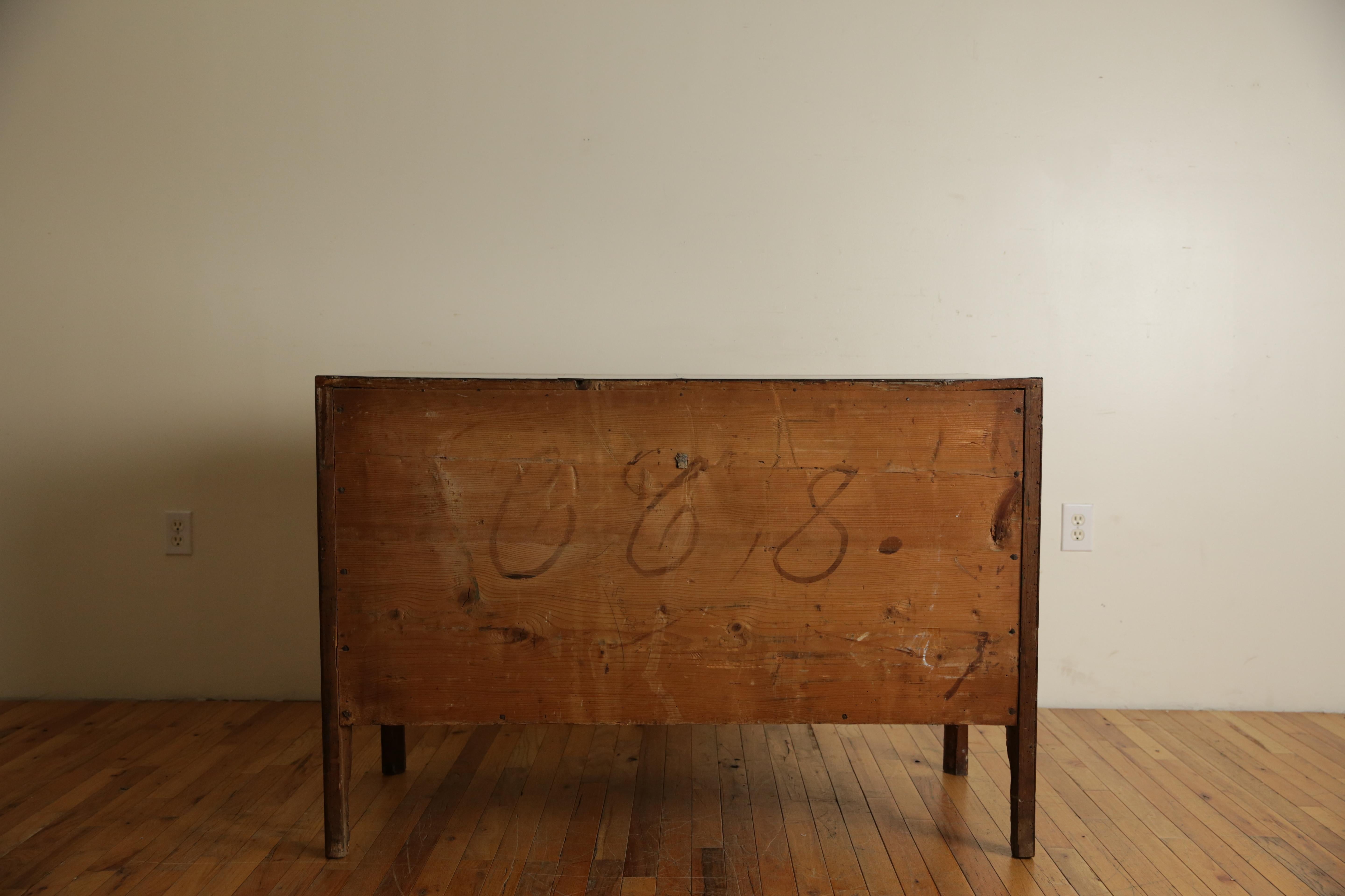 Italian, Veneto, Neoclassic Walnut Veneer Bowfront 4-Drawer Commode, ca. 1820 For Sale 5