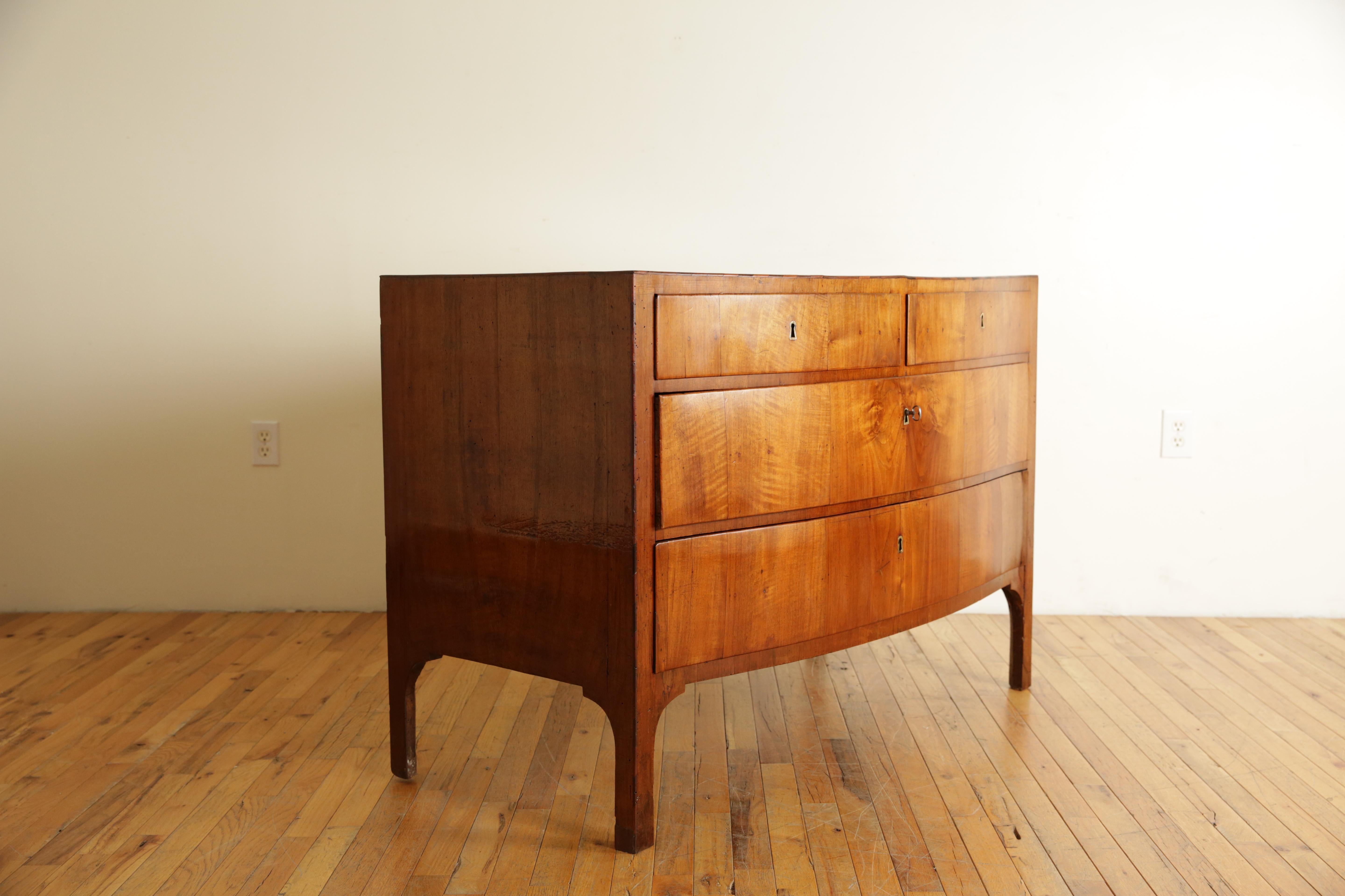 Italian, Veneto, Neoclassic Walnut Veneer Bowfront 4-Drawer Commode, ca. 1820 In Good Condition For Sale In Atlanta, GA