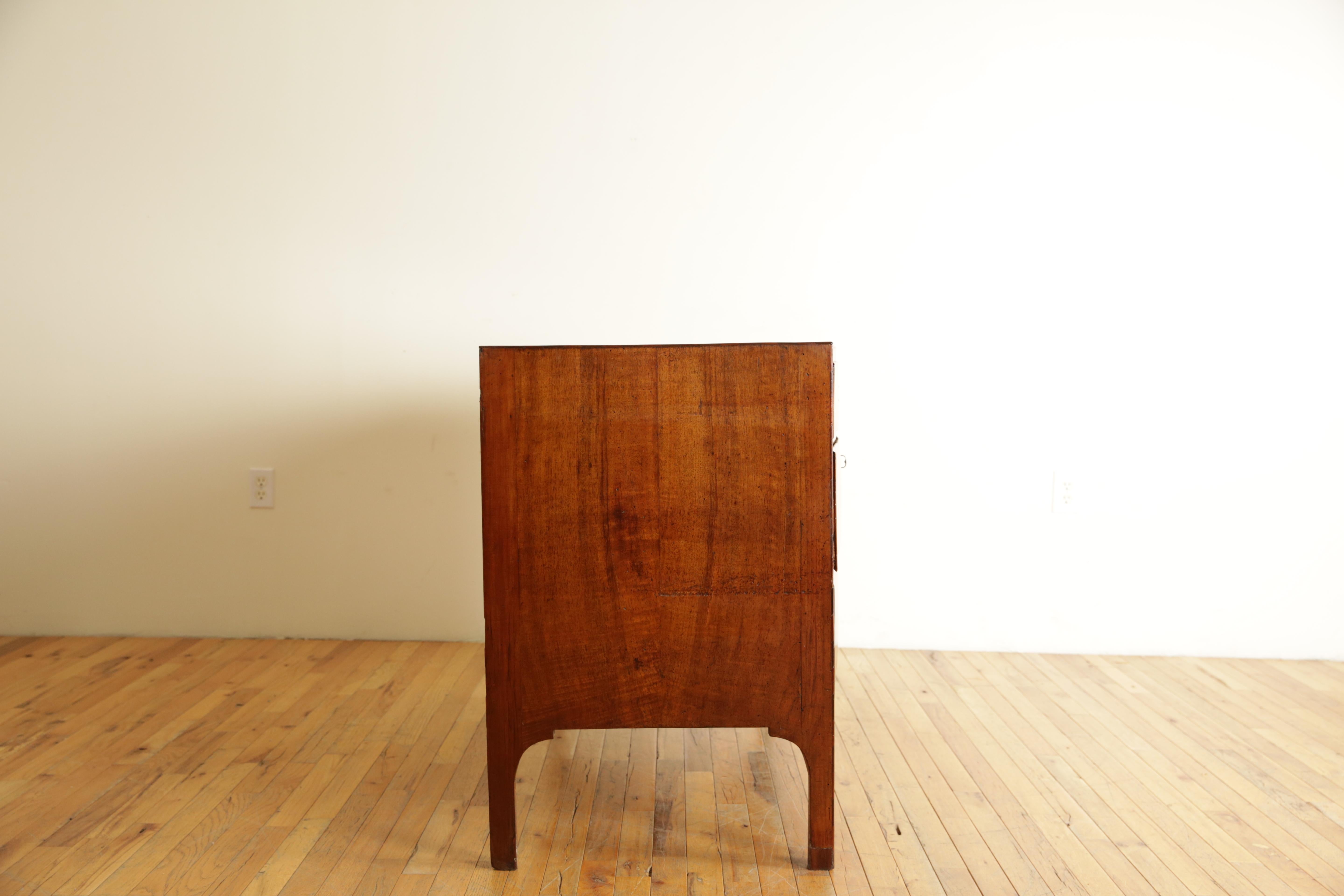 Early 19th Century Italian, Veneto, Neoclassic Walnut Veneer Bowfront 4-Drawer Commode, ca. 1820 For Sale