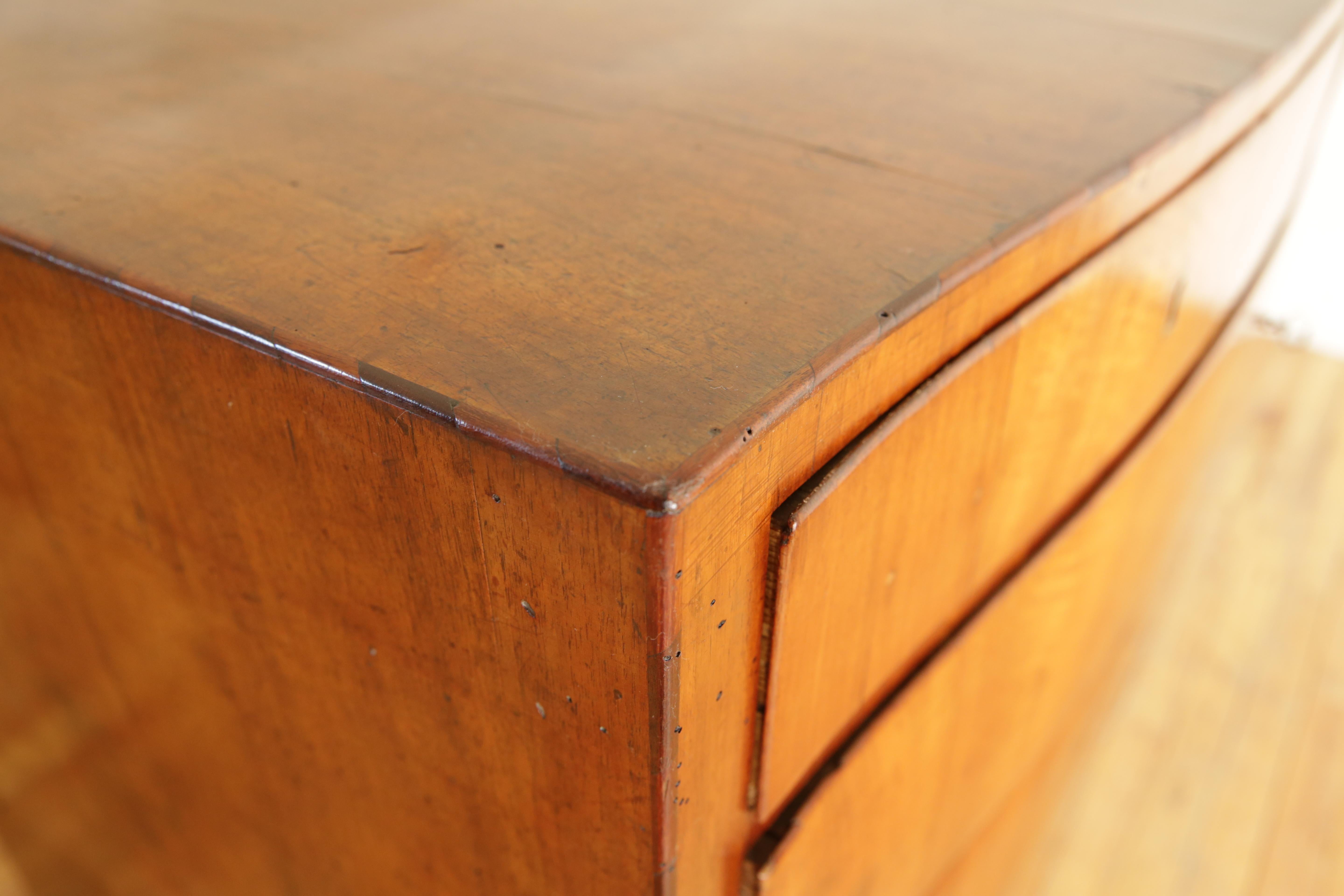 Italian, Veneto, Neoclassic Walnut Veneer Bowfront 4-Drawer Commode, ca. 1820 For Sale 1