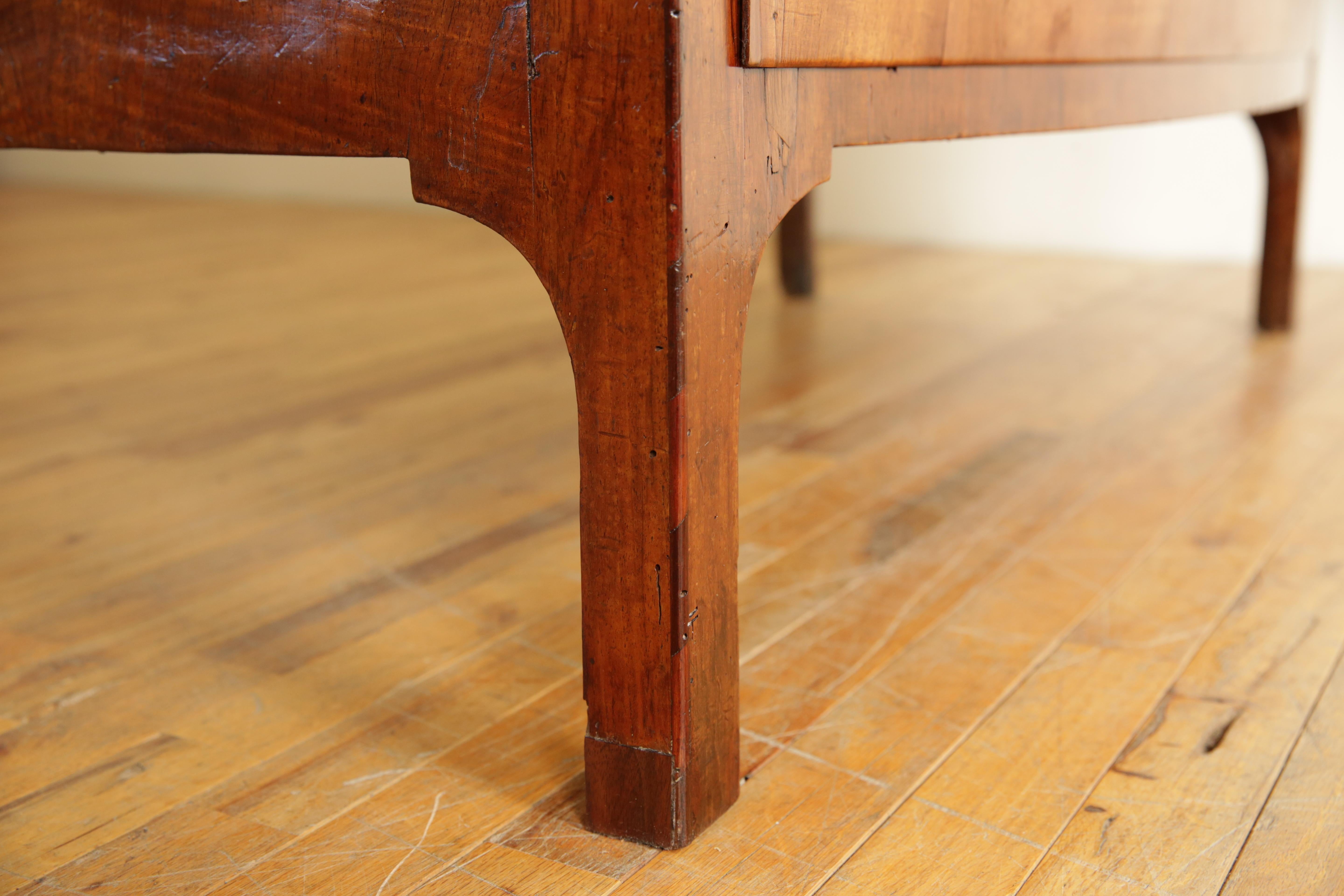 Italian, Veneto, Neoclassic Walnut Veneer Bowfront 4-Drawer Commode, ca. 1820 For Sale 3