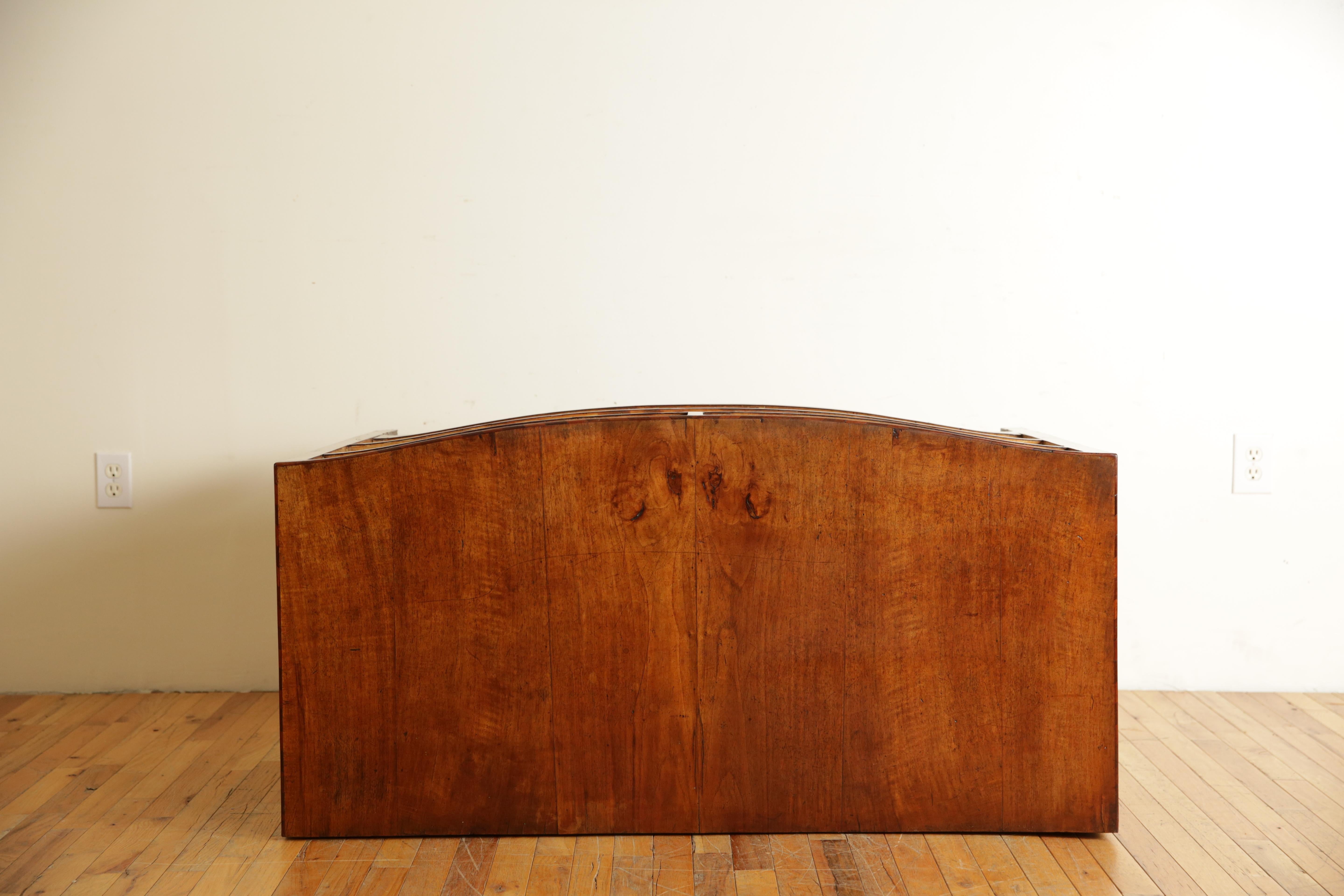 Italian, Veneto, Neoclassic Walnut Veneer Bowfront 4-Drawer Commode, ca. 1820 For Sale 4