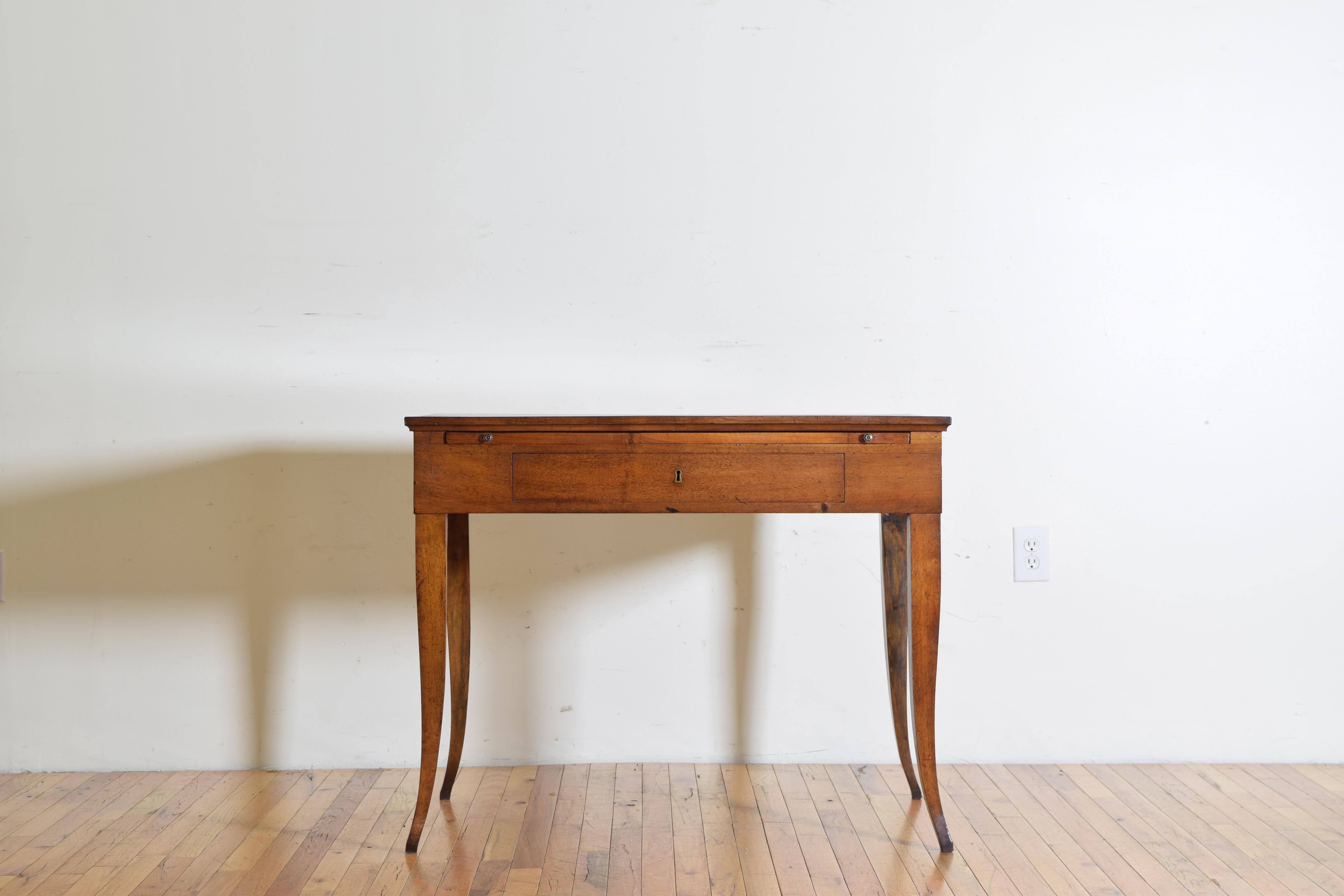 Italian Veneto Neoclassic Walnut Writing Table, 1st Quarter of the 19th Century In Good Condition In Atlanta, GA