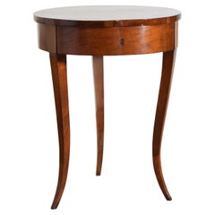 Italiana, Véneto, Mesa central/lateral neoclásica de nogal, tablero giratorio, ca. 1820