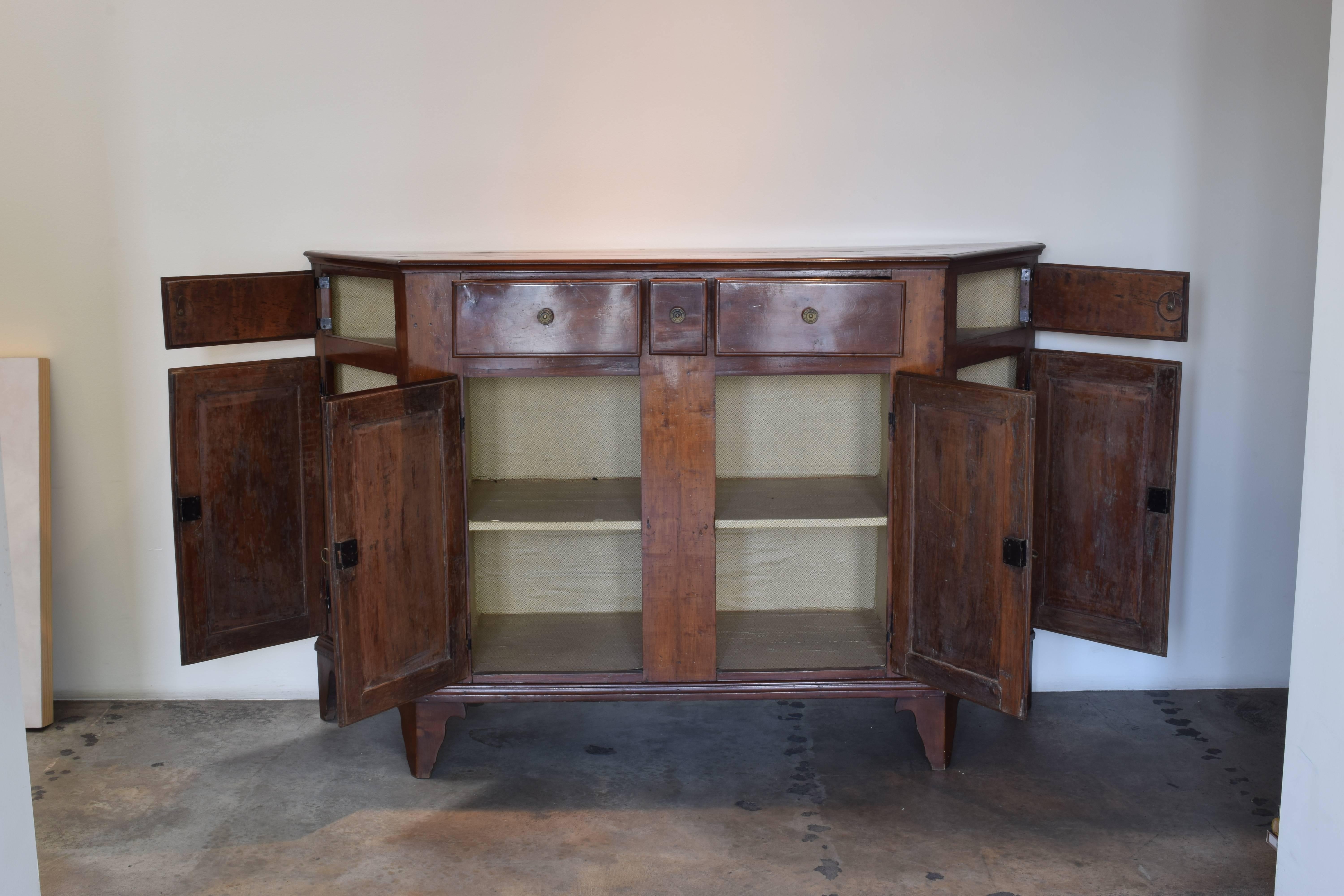 Early 19th Century Italian, Veneto, Neoclassical Walnut Scantonata Credenza, circa 1800