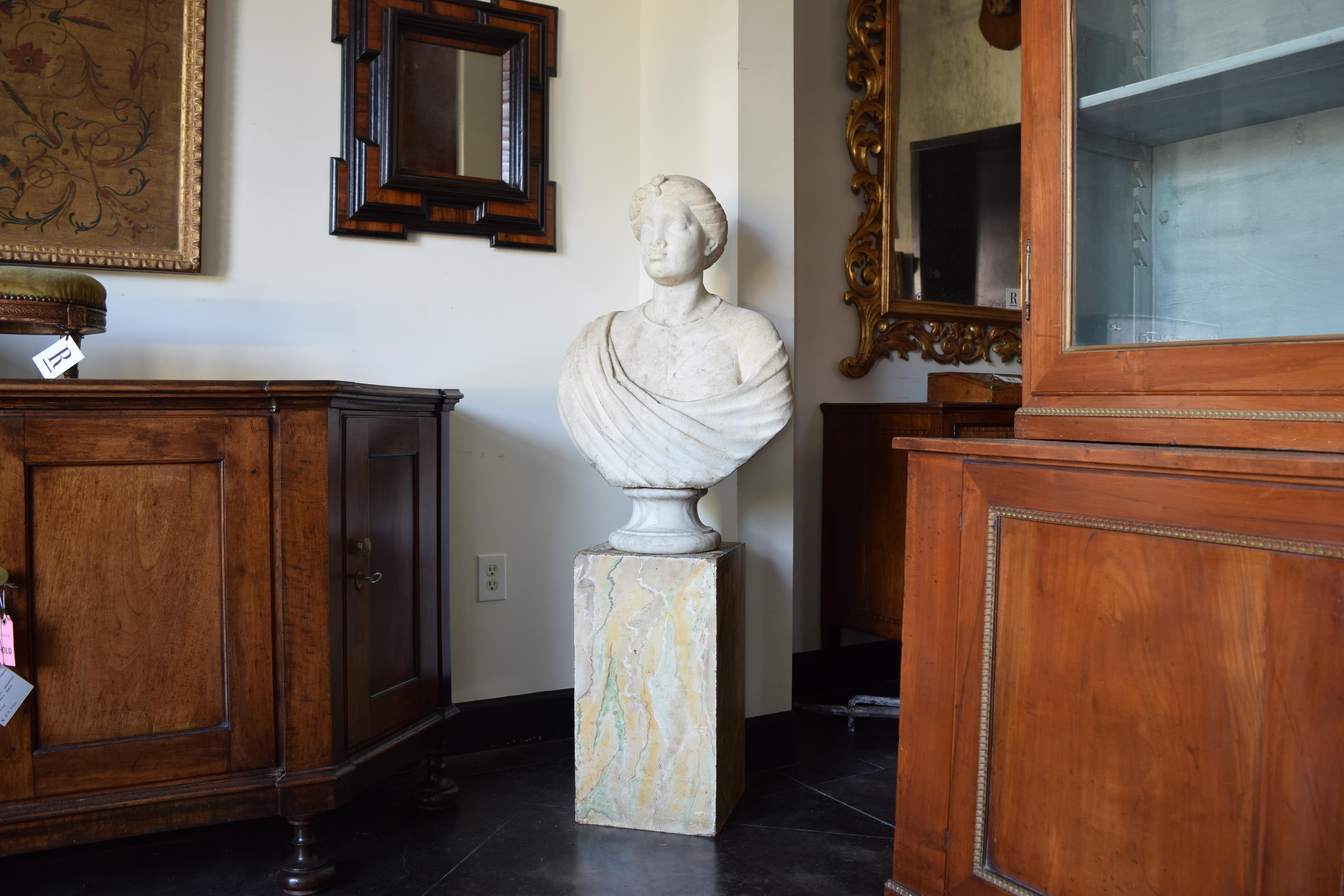 di due pezzi, un socolo e una scultura di un moro raffigurato in abiti classici romani, usurata e patinata che fa pensare a un ambiente esterno, ora presente su una base quadrata dipinta in finto marmo successiva (e inclusa), dimensioni del