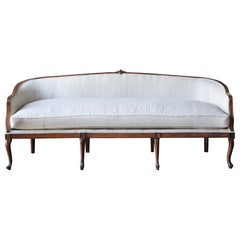 Italiano, Venezia, Divano rococò in noce intagliato e imbottito, metà del XVIII secolo