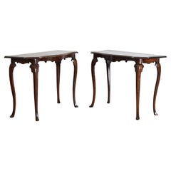 Italiano, Venezia, periodo rococò Tavoli da console in noce sagomati e intagliati 1730-40 ca.
