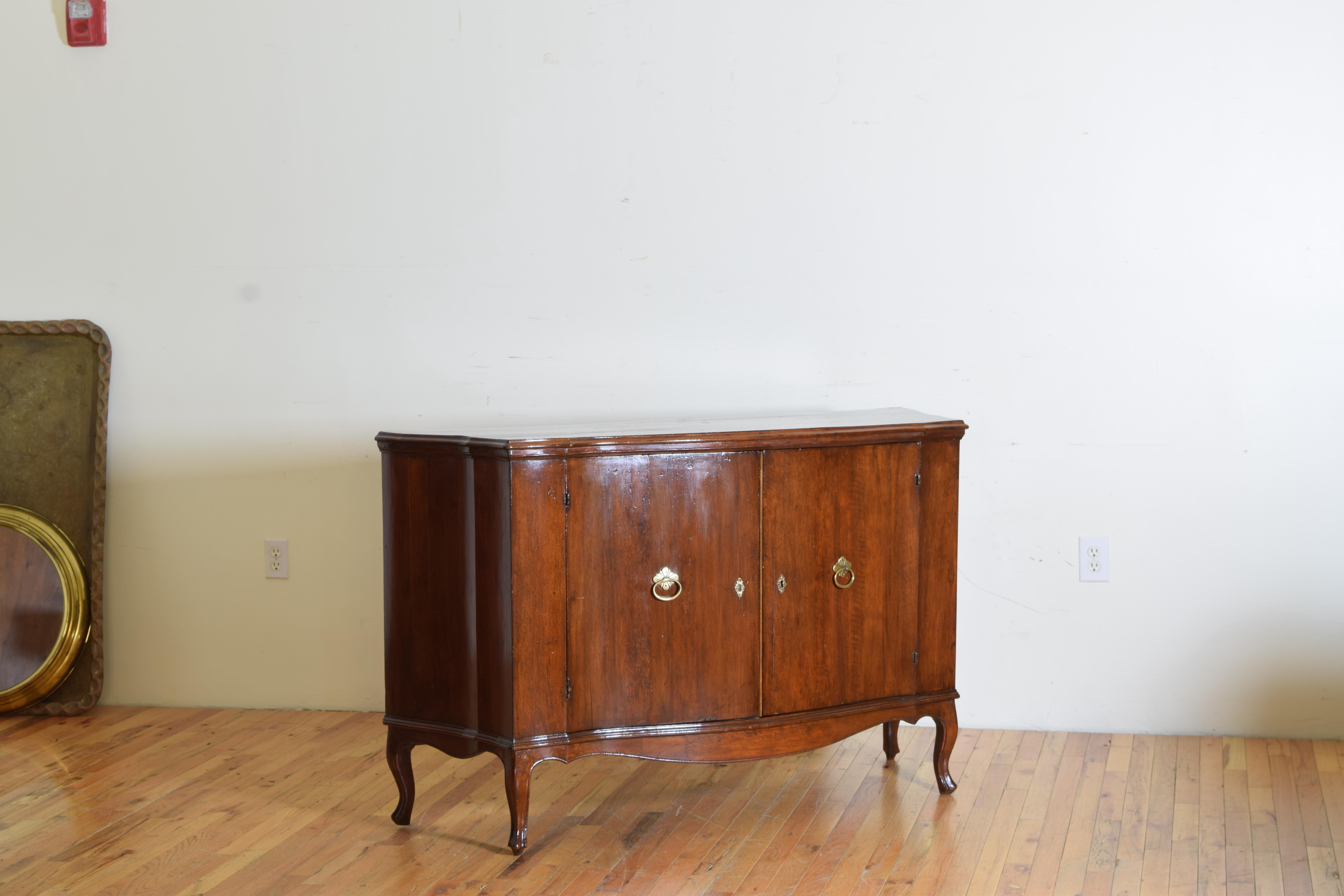 Italian, Venezia, Walnut 2-Door Credenza, Second Quarter of the 18th Century In Good Condition In Atlanta, GA