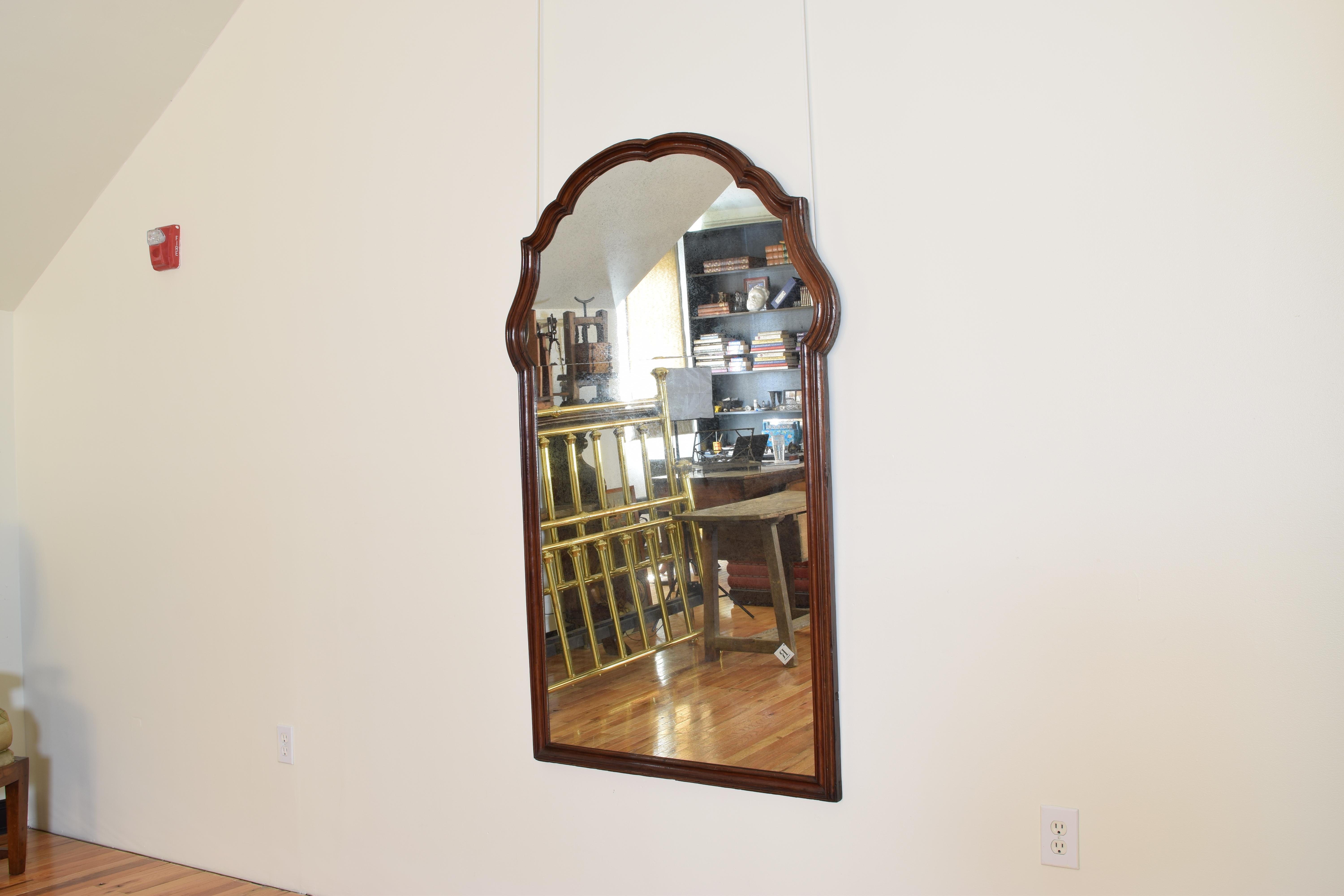 Italian, Venice, Carved Walnut Mirror, Early 18th Century In Excellent Condition In Atlanta, GA