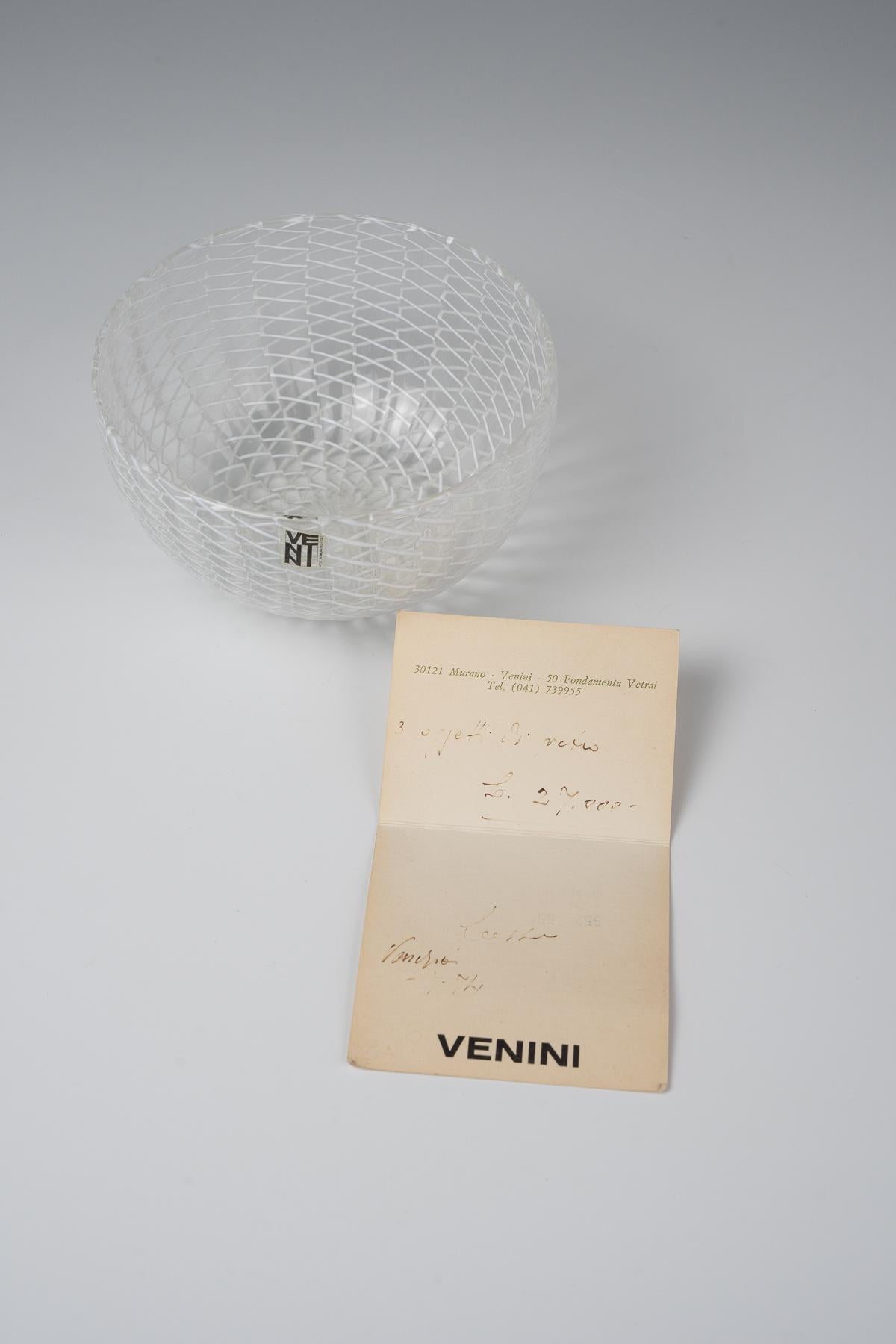 Fatto a mano Ciotola in vetro italiano Venini incolore con disegno di nastro a zig zag, firmata in vendita
