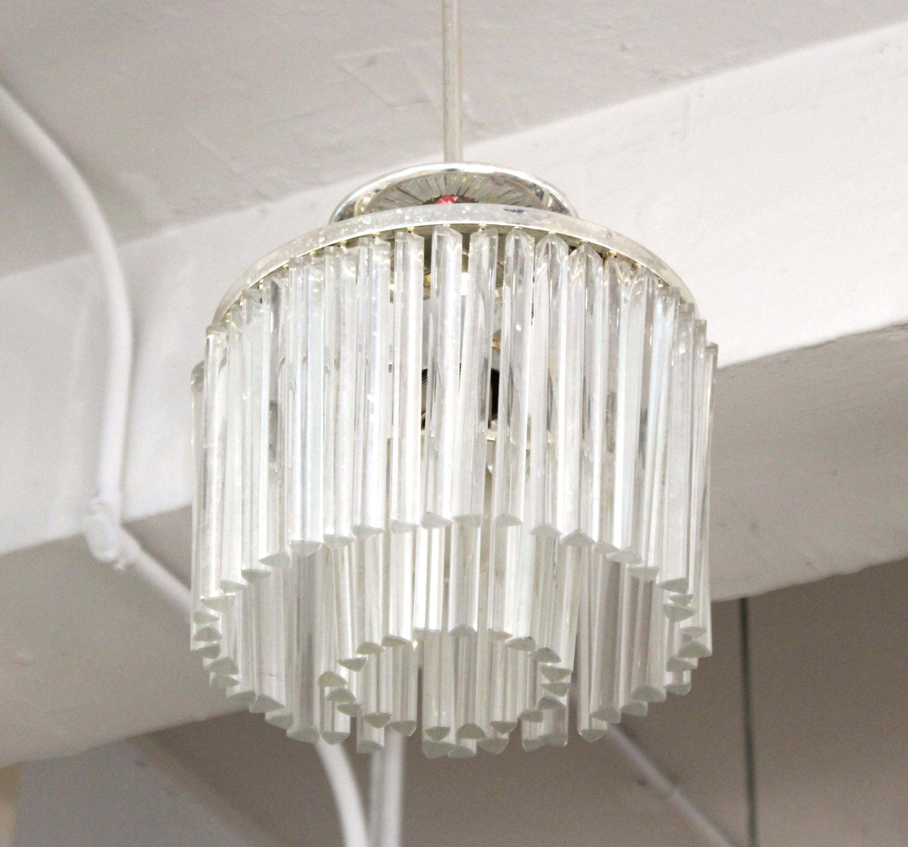 Italian Mid-Century Modern diminutive glass pendant light made in the style of Venini. The piece has two concentric circles of glass rods. In great vintage condition with age-appropriate wear and use.

Dealer: R320BG - S138XX