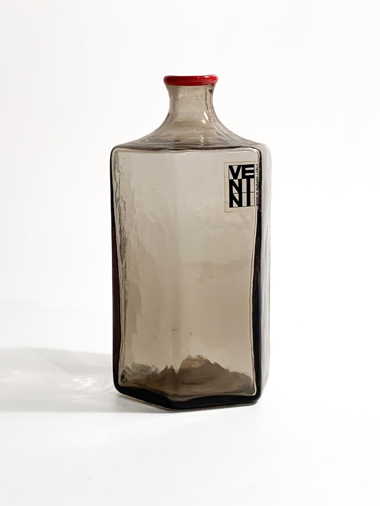 Fin du 20e siècle Vase hexagonal italien Venini Monofiore en verre de Murano gris de 1979 en vente