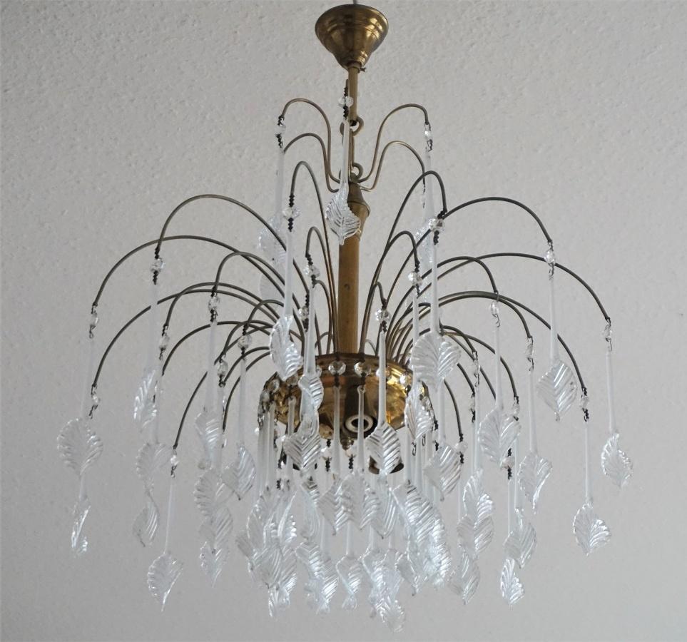 A lovely vintage Venini style chandelier with Murano glass leaves, brass mounts, aged patina to brass, Italy, 1960s
Thee-light, three E14 light bulb sockets.
Dimensions:
Height 23.75