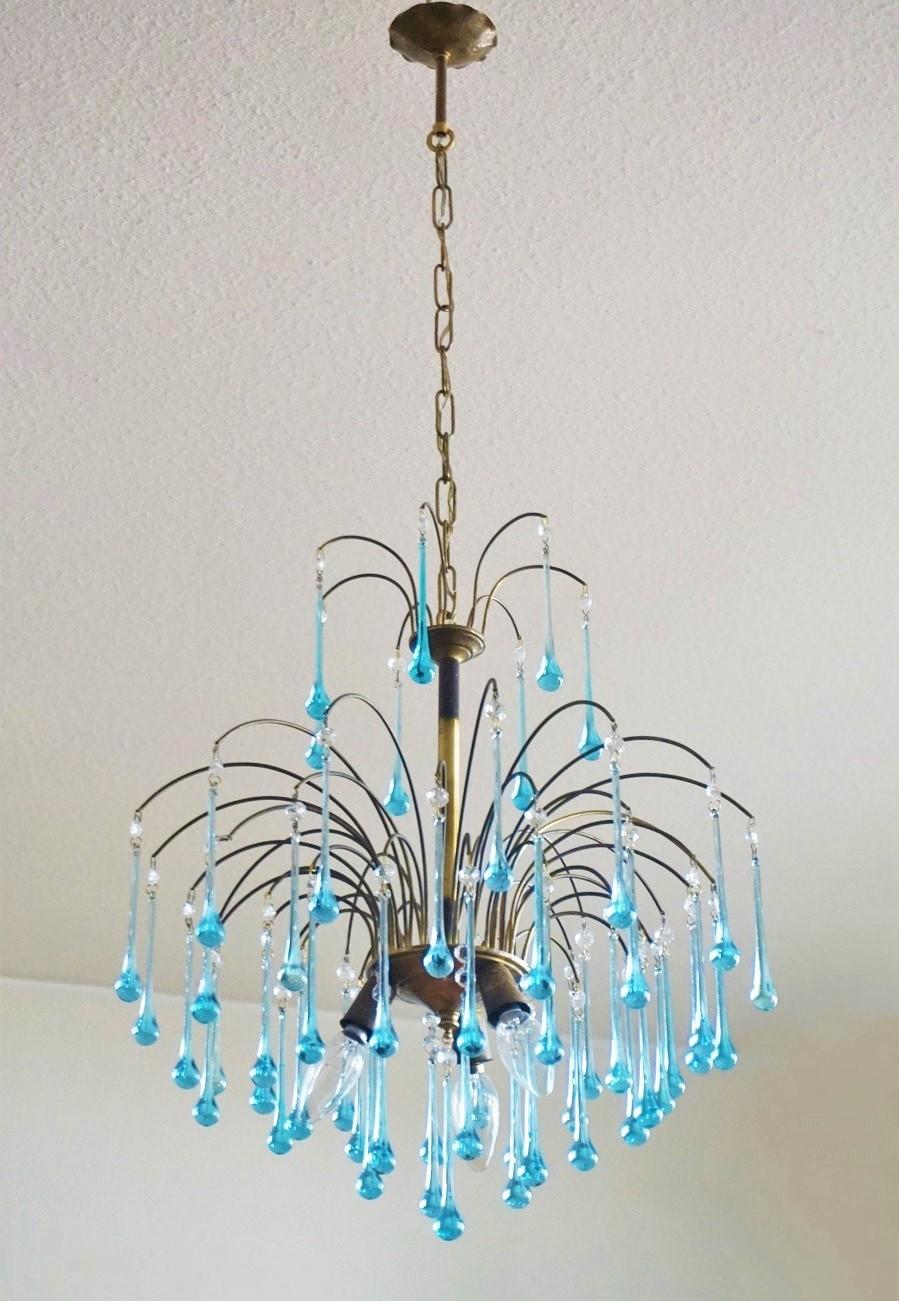 A lovely vintage Venini style chandelier thee-light with Murano turquoise glass teardrops, brass mounts, Italy, 1950s.
Brass with some wear and agd patina.
Three E-14 light bulb sockets.
Dimensions:
Total height with chain 41