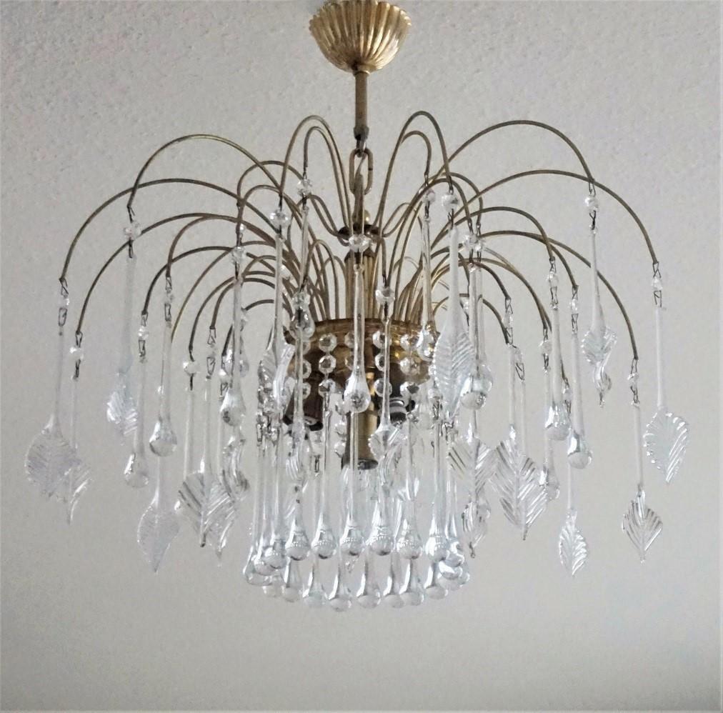 A lovely vintage Venini style waterfall chandelier with Murano glass leaves and drops, brass mounted, Italy, 1960s
Four-light with four E14 light bulb sockets.
Dimensions:
Height 19