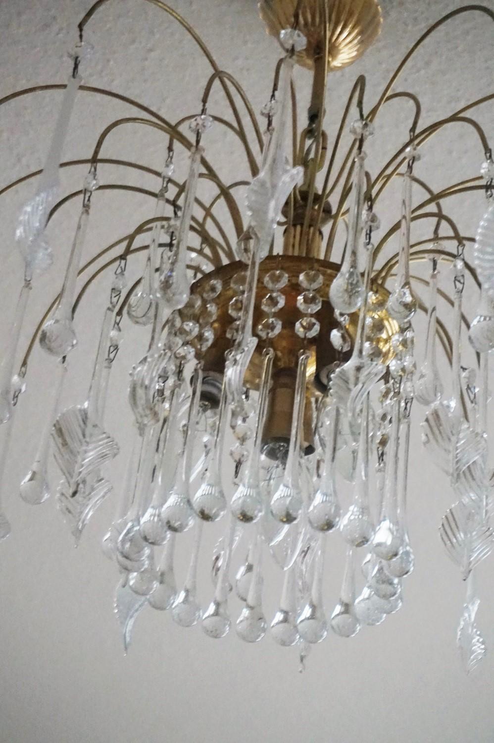 Ottone Lampadario a cascata in stile italiano Venini con foglie e gocce in vetro di Murano in vendita