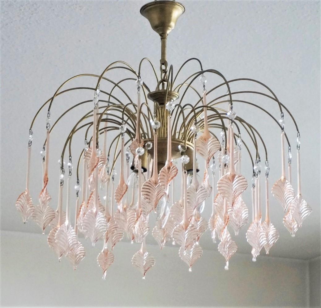 A lovely vintage Venini style waterfall chandelier with Murano pink glass leaves, brass mounts, aged patina to brass, Italy, 1960s
Four-light with four E14 light bulb sockets.
Dimensions:
Height 19