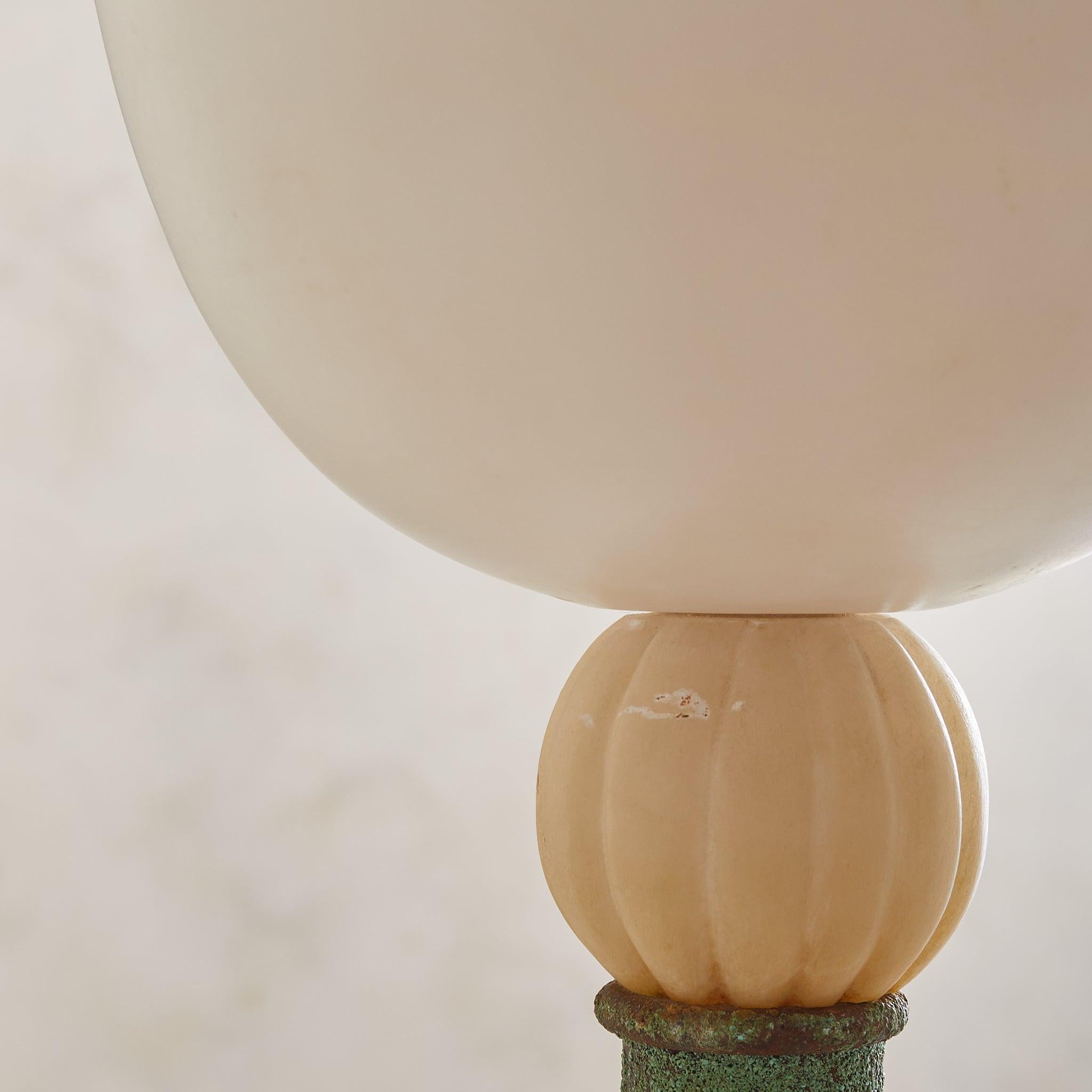 Néoclassique Lampadaire italien en vert-de-gris avec abat-jour en verre, années 1940 en vente