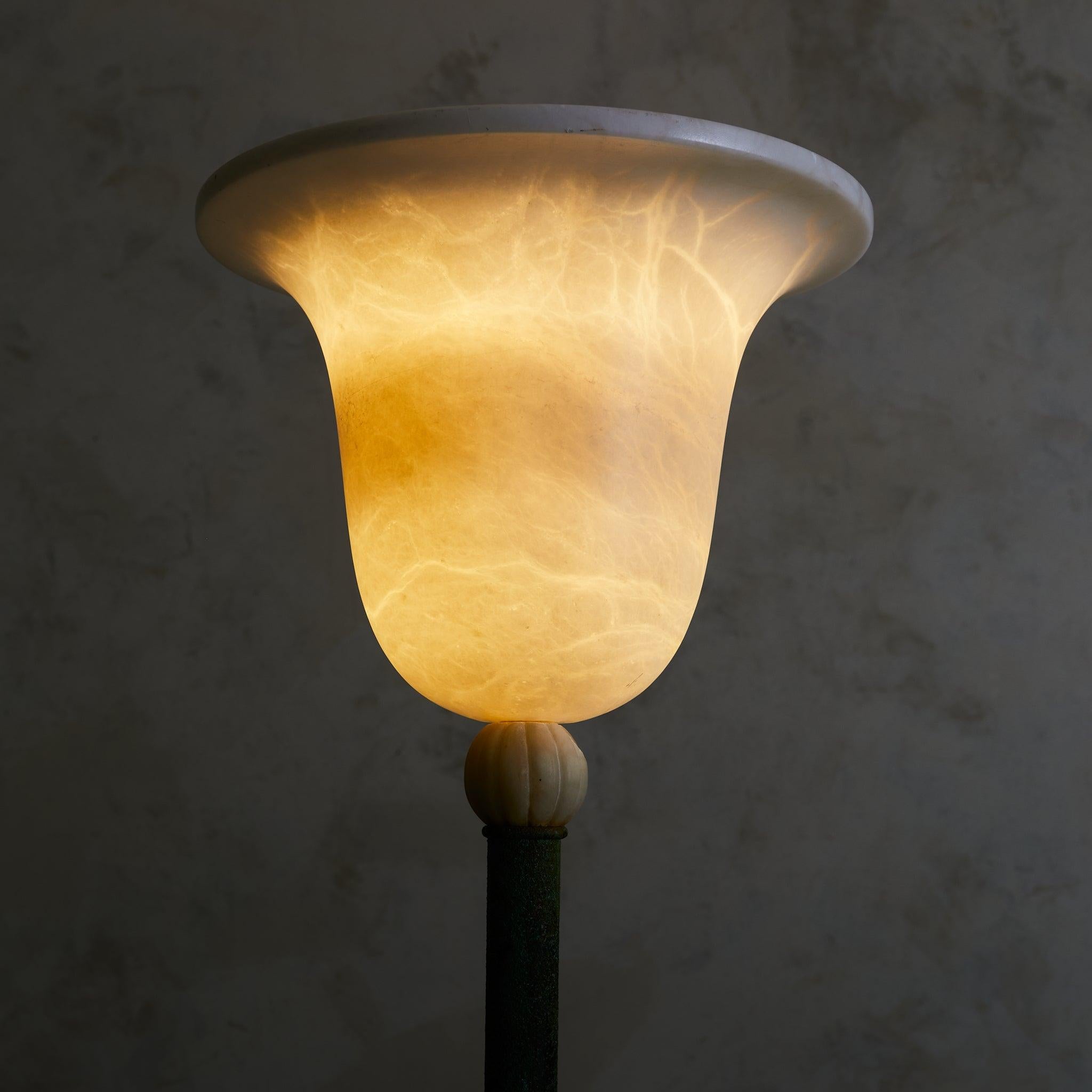 Lampadaire italien en vert-de-gris avec abat-jour en verre, années 1940 en vente 1